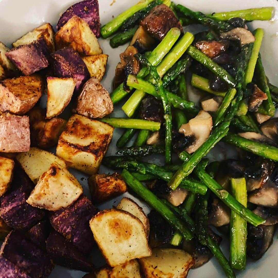 ginger and sproutのインスタグラム：「Roasted purple sweet  and red potatoes with asparagus and mushrooms with a Dijon maple glaze.」