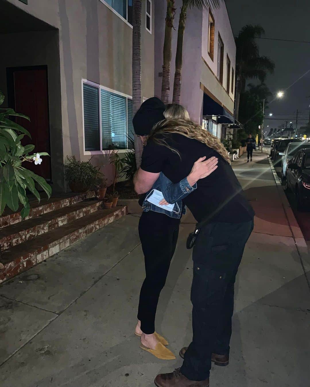 モデル、ブロック・オハーンのインスタグラム：「Haven’t seen my mom in almost 2 years.   I love this woman.」