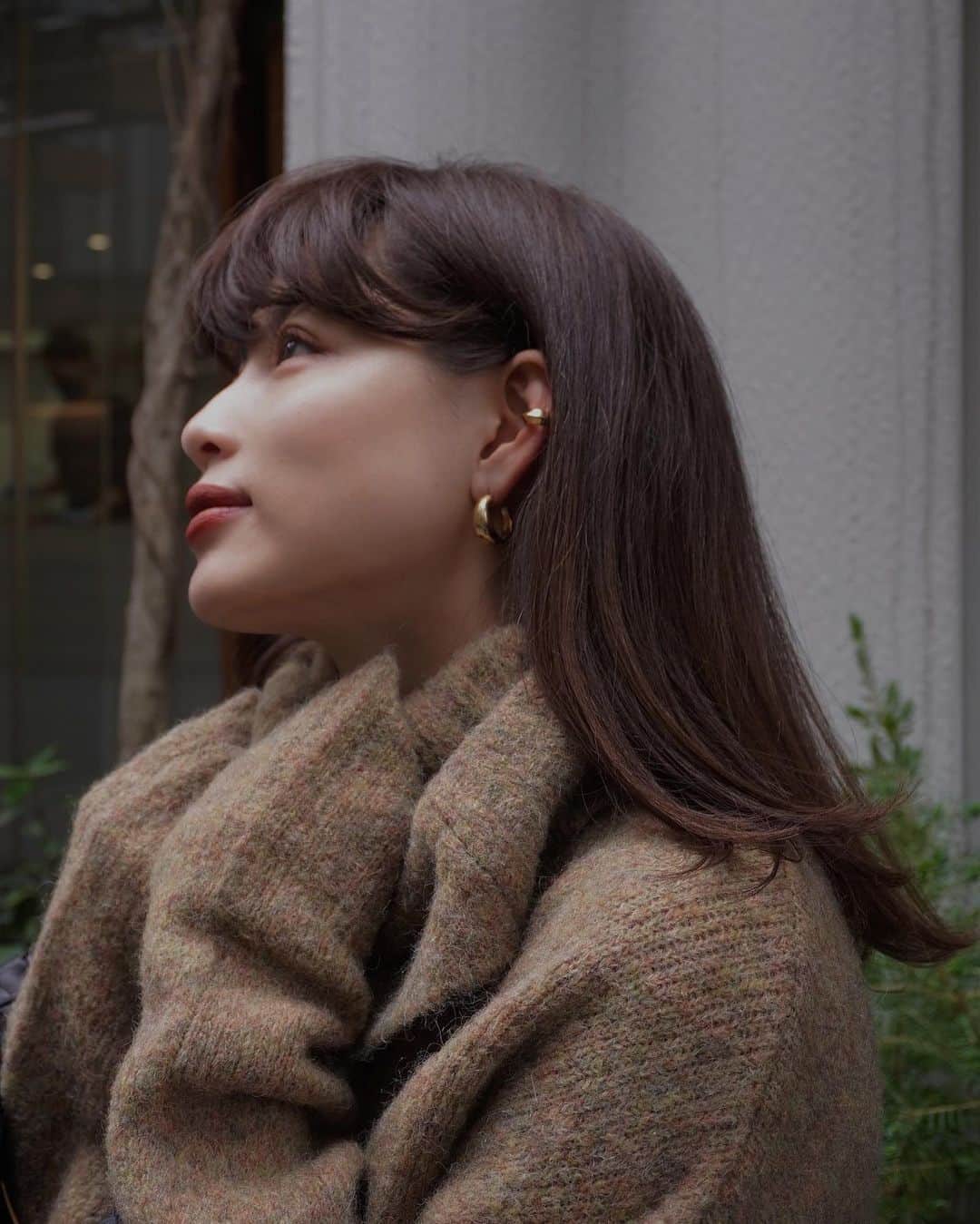 JUNNAのインスタグラム：「数年前にパリへ買付けに行った際に出会った @farisjewelry   少しいびつで個性的なデザインが 飽きること無く楽しめて 複数重ねるレイヤードスタイルにもぴったりで 私も日頃愛用しているお気に入りの  アクセサリーブランドです。  こんかは春夏に仕入れて人気だったものの 再販を含め多数新作も入荷しています😌  ピアスとイヤカフのレイヤードがオススメ 組み合わせ♾  私はイヤカフをリングにしたり 自由に楽しんでいます  ルールは無く、自由に合わせてお楽しみ下さい✨  #etretokyo #pierce #earcuff #farisjewelry #ピアス#イヤカフ#ゴールド #シルバー#シルバーアクセサリー #ゴールドアクセサリー#ニット #前髪 #前髪カット #前髪アレンジ」