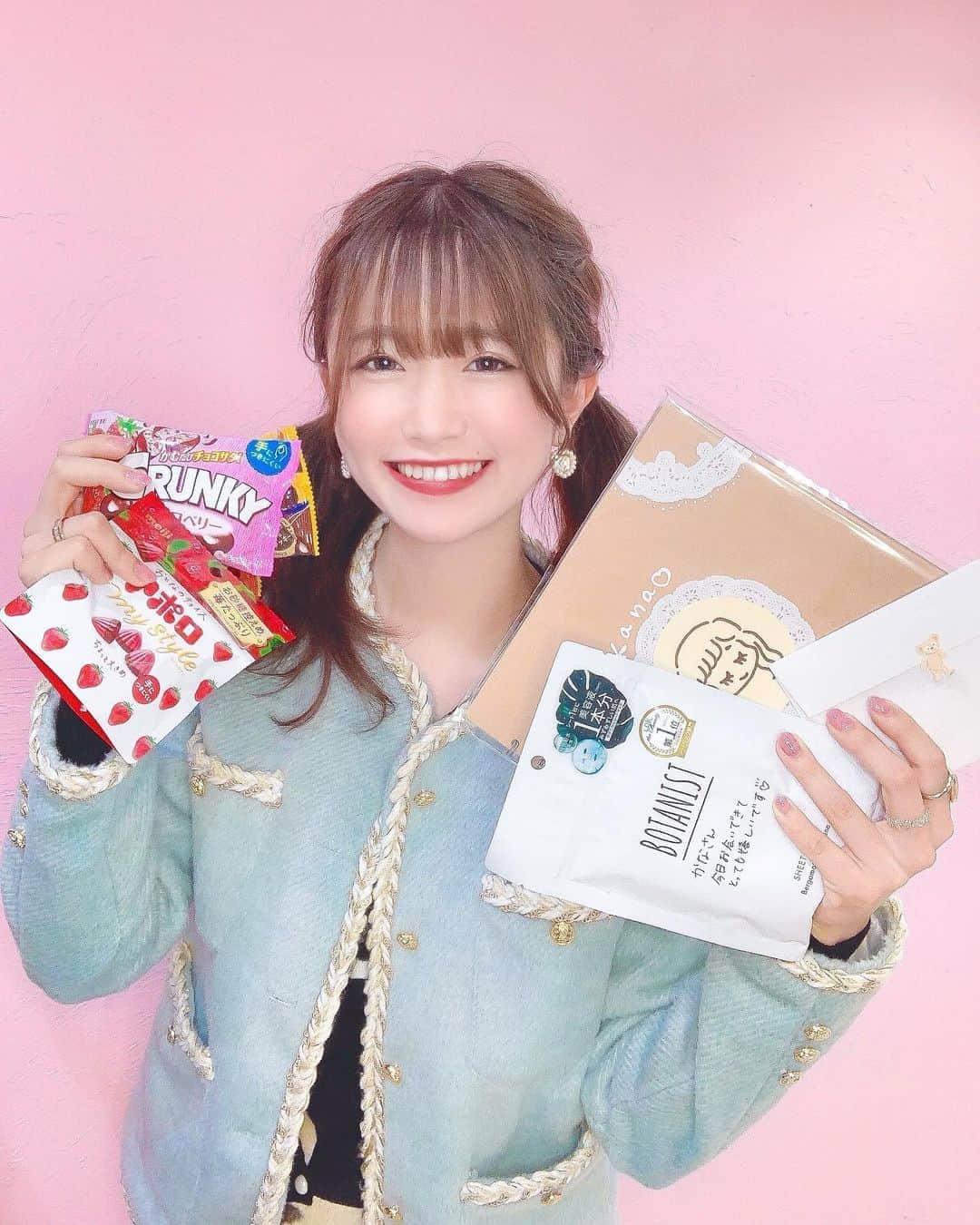 Kanaのインスタグラム：「ㅤ ㅤ @lilyboutique_official のツイードジャケット ロメの雰囲気にぴったりだと思って 着て行ったの⛪️💭🤍💫 やっぱりかわいい💓 ㅤ ㅤ そして差し入れお手紙プレゼント どれもすごく嬉しかったです🥰 本当にありがとうございました🥺💖 ㅤ めちゃくちゃ感動したのが 最後に載せた手作りアルバム😭 クオリティがすごいのもそうだけど、 私のために時間を使って 何かを用意してくれたってことが もう本当に嬉しくて😭😭😭 宝物です📖💭💘 ㅤ ㅤ 過去にイベント等何回も来てくれてる方は 会うたびに好き度が増していくし 初めましての方は 友達が増えるみたいで嬉しいっ😊 ㅤ また来月あやかなめぐやぎぽんで フリマイベントを開催するので お時間合う方はぜひ🧸💓 11/9(月)21時から予約受付開始です⛪️💫 ㅤ ㅤ ㅤ ㅤ ㅤ ㅤ ㅤ #原宿美容院 #表参道美容院 #ロメ #lome #lome #ツイードジャケット #lilyboutique #手作りアルバム #フリマ」