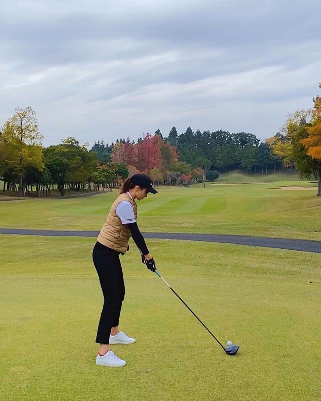 梨衣名さんのインスタグラム写真 - (梨衣名Instagram)「びゅーん🏌️‍♀️✨  #golf #golfgirl #ゴルフ初心者  アドレスはめっちゃ褒められた🥺🌹」11月7日 13時31分 - leena3.1415926