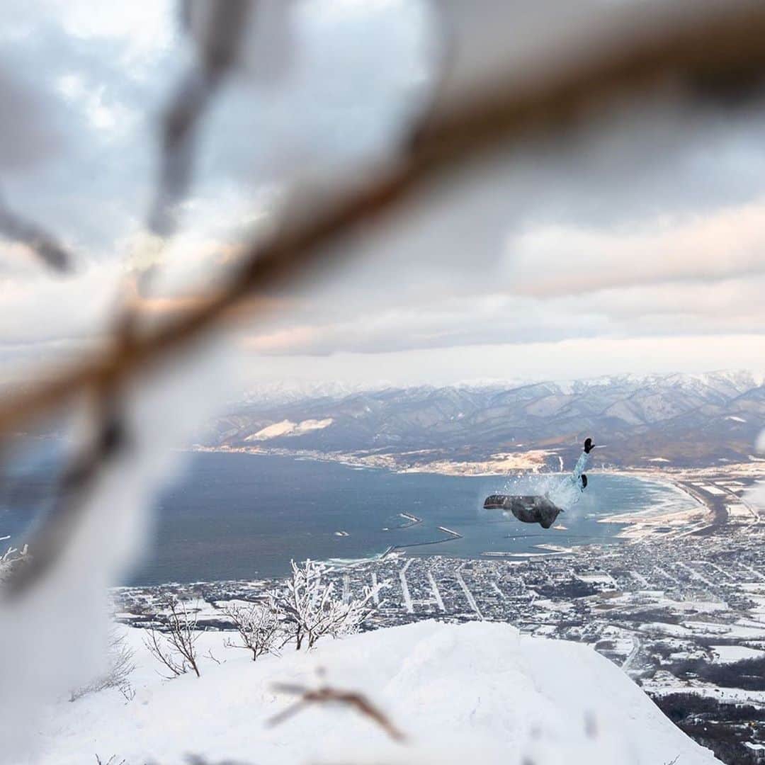 ビラボンのインスタグラム：「まだ見てない方はプロフのリンクよりBILLABONGのアンバサダーであるOutdoor Photographer/Filmmaker @chrisburkard (co-directed by @ellithor )が撮影したショートフィルム "INAKA"  を是非チェック!   Missed the live premiere of INAKA? We got you.⠀ ⠀ The full film, directed by @ellithor and produced by @chrisburkard, and featuring @wolfgangnyvelt, @instagarry and @bodemerrill, is now playing through our link in bio. Tap in to start the adventure.⠀ ⠀ #BillabongAdventureDivision」