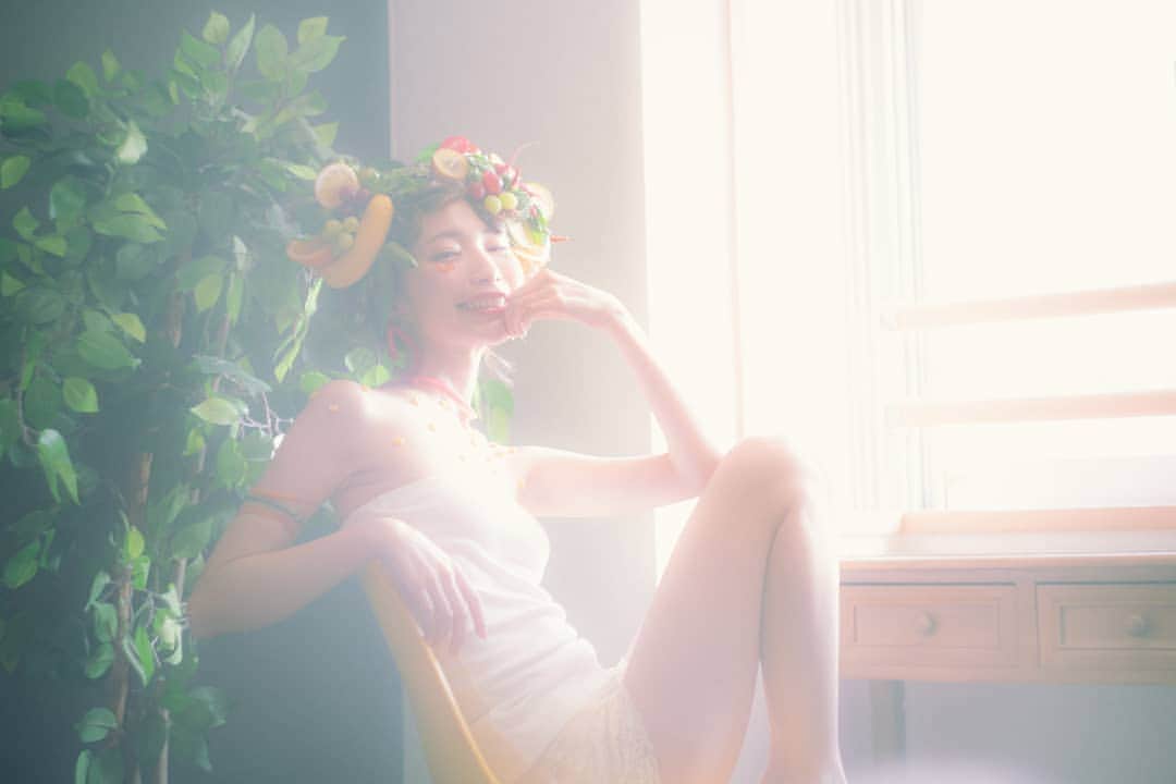のインスタグラム：「三枚づつフィードを並べようと思ったら、まぁ大変。 面倒でやめたくなる😢  SNSはマイペースがいちばんね😌 あっという間に寒くなって、 このまますぐに12月になって気づいたらクリスマスを迎え、瞬きするうちに2021年だ。 * 今年やり残したことがないように。 いっぱい写真撮ろ～🌿🌿🌿」