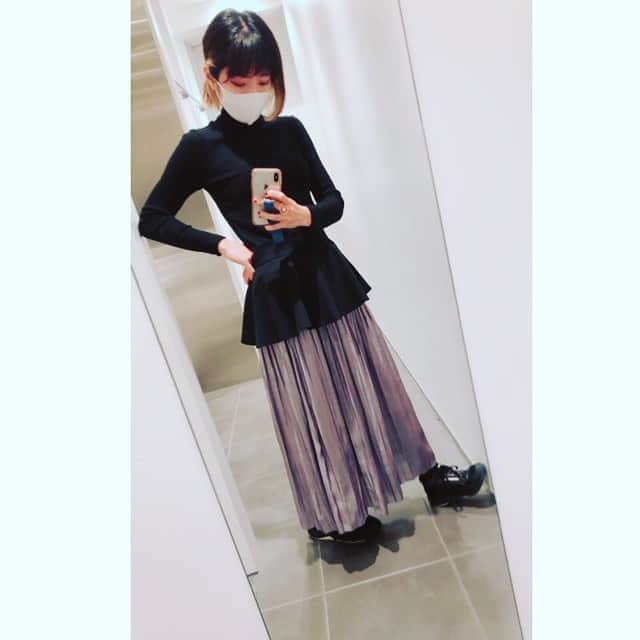 のインスタグラム：「ある日の👗🖤 . ラベンダーカラーのこのスカート気に入りすぎて着回し💟💟 くるくる巻いて結んでクローゼットに入れるのが縦横シワにならず良いらしいよ。 . ① tops @uniqlo  skirt @bcstock.jp  belt @laymee_official  shoes @camper_japan  . ②③ tops @guri.tokyo.japan  skirt @bcstock.jp  shoes @rehersall  . #ootd #ootdfashion  #ootd4nylonjp #fashion #bcstock #guri #uniqlo #laymee #camper #rehersall」