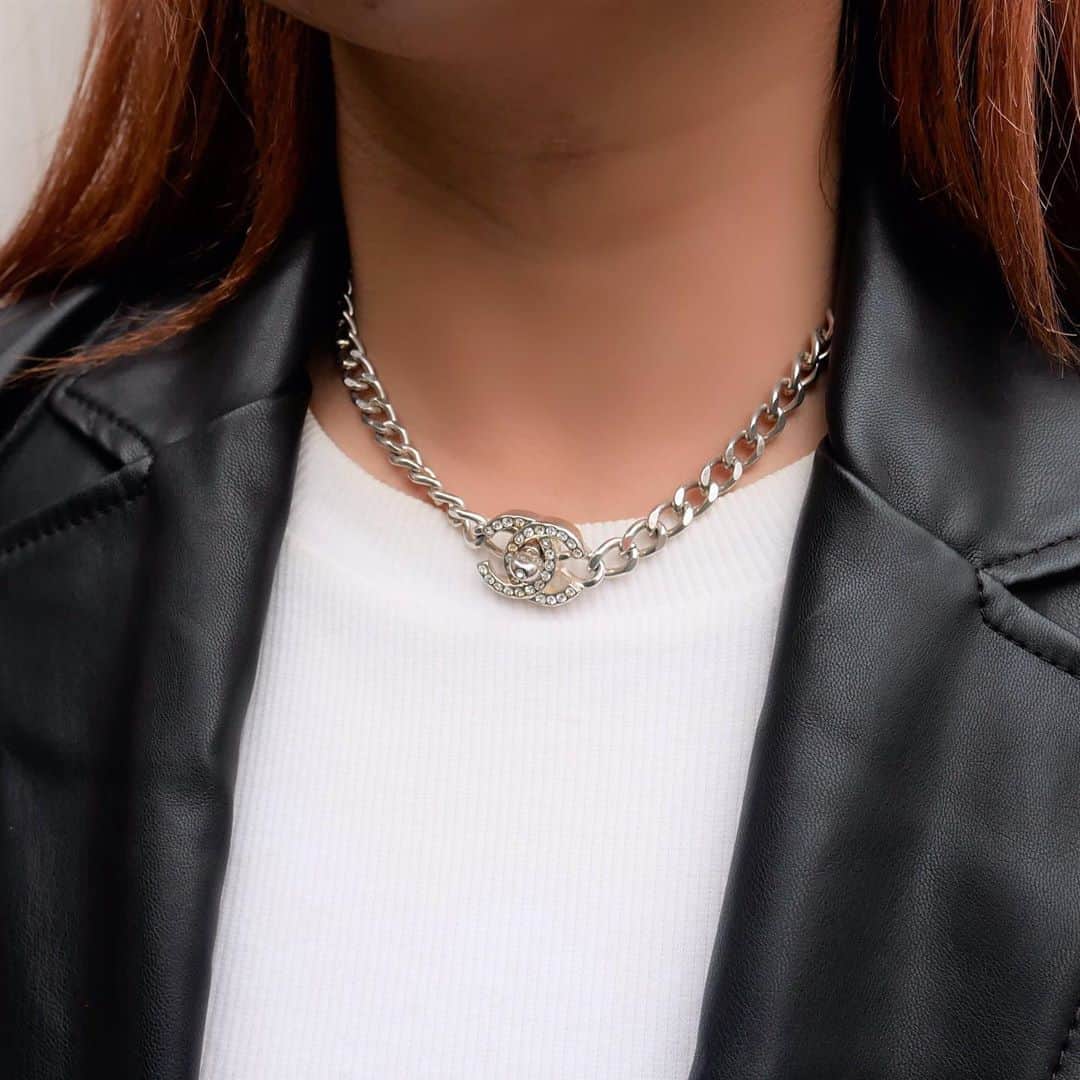 Vintage Brand Boutique AMOREさんのインスタグラム写真 - (Vintage Brand Boutique AMOREInstagram)「Vintage Chanel turn lock necklace with rhinestones from 1999⛓  On website search for AO28405  ✈️ Free Shipping Worldwide 📩 DM for more info ➡️ info@amorevintagetokyo.com   #AMOREvintage #AMORETOKYO #tokyo #Omotesando #Aoyama #harajuku #vintage #vintageshop #ヴィンテージ #ヴィンテージショップ #アモーレ #アモーレトーキョー #表参道 #青山 #原宿#東京 #chanel #chanelvintage #vintagechanel #ヴィンテージ #シャネル #ヴィンテージシャネル #シャネルヴィンテージ #amoreomotesando #アモーレ表参道」11月7日 13時36分 - amore_tokyo