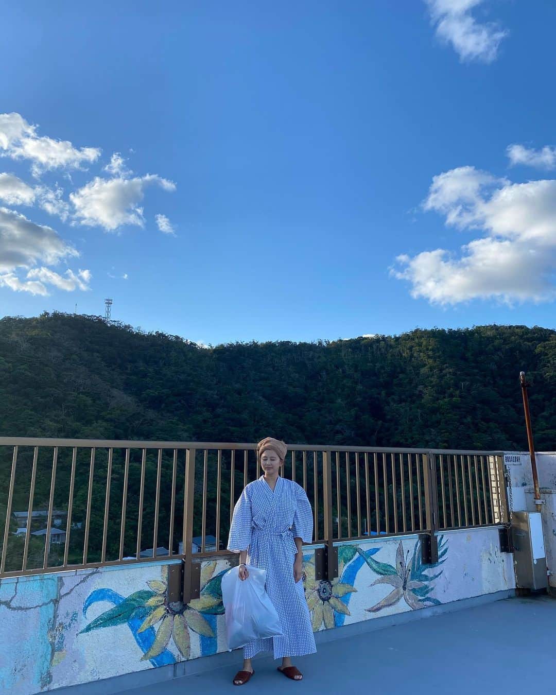 のインスタグラム：「2泊で4000円だったホテル #奄美大島 #フリーだー #やすみすぎて仕事したくなった #けどたまにはゆっくりするのも大事だね #またすぐ行こ」