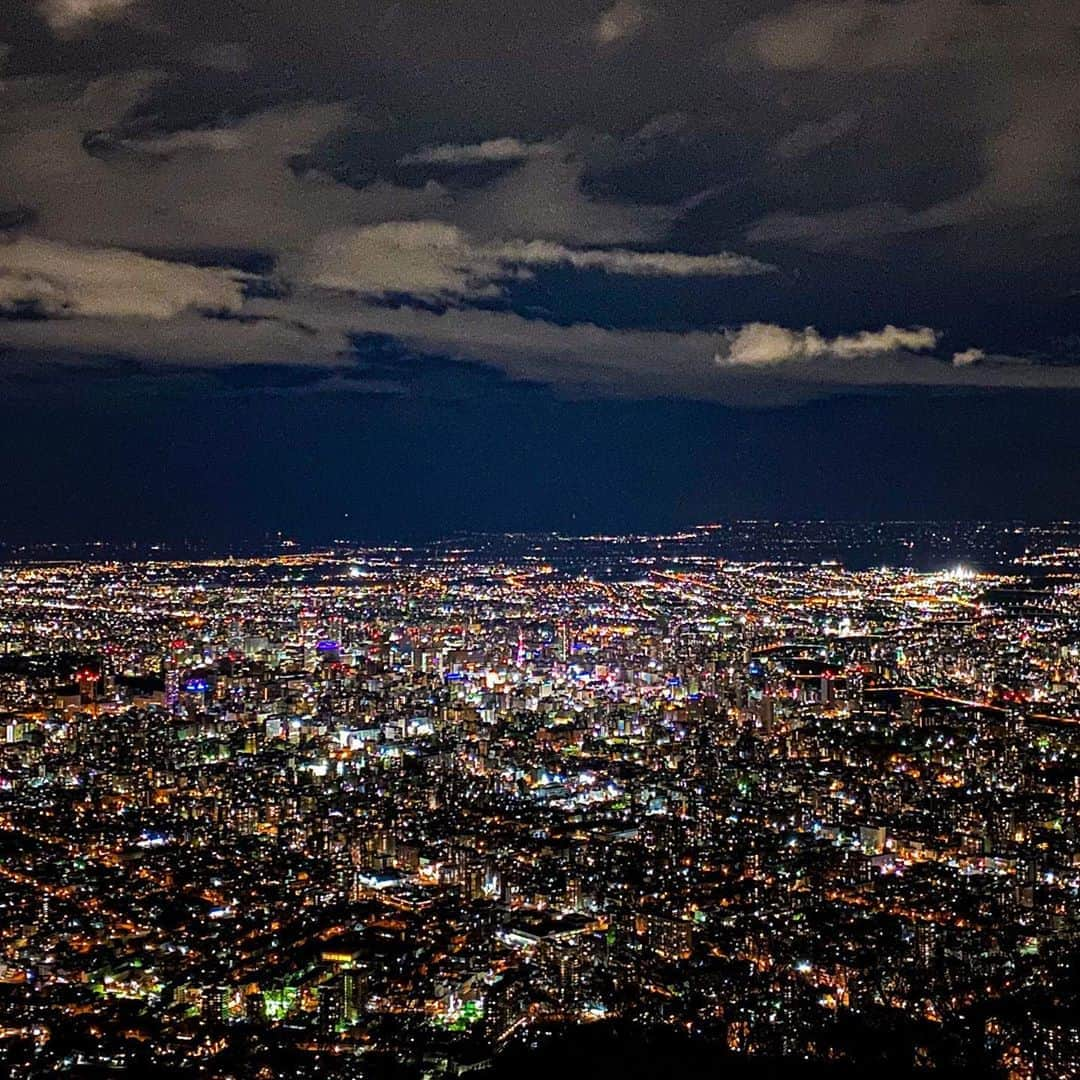 小柳津林太郎さんのインスタグラム写真 - (小柳津林太郎Instagram)「Went to Hokkaido! It's been a year since I last visted. The color of the sky is too beautiful . Thanks Sapporo, Otaru and Yoichi!   弾丸北海道。今回は札幌、小樽、余市。一年2ヶ月ぶりだったなー。一個だけ気付き直したけど、北海道の空はほんまに綺麗やな。色合いが違う。また、来ます。こっちでも色々展開したい🔥  #北海道 #札幌 #小樽 #余市 #藻岩山 #hokkaido #sapporo #otaru #yoichi #mountmoiwa」11月7日 13時37分 - rinsta_gram1002