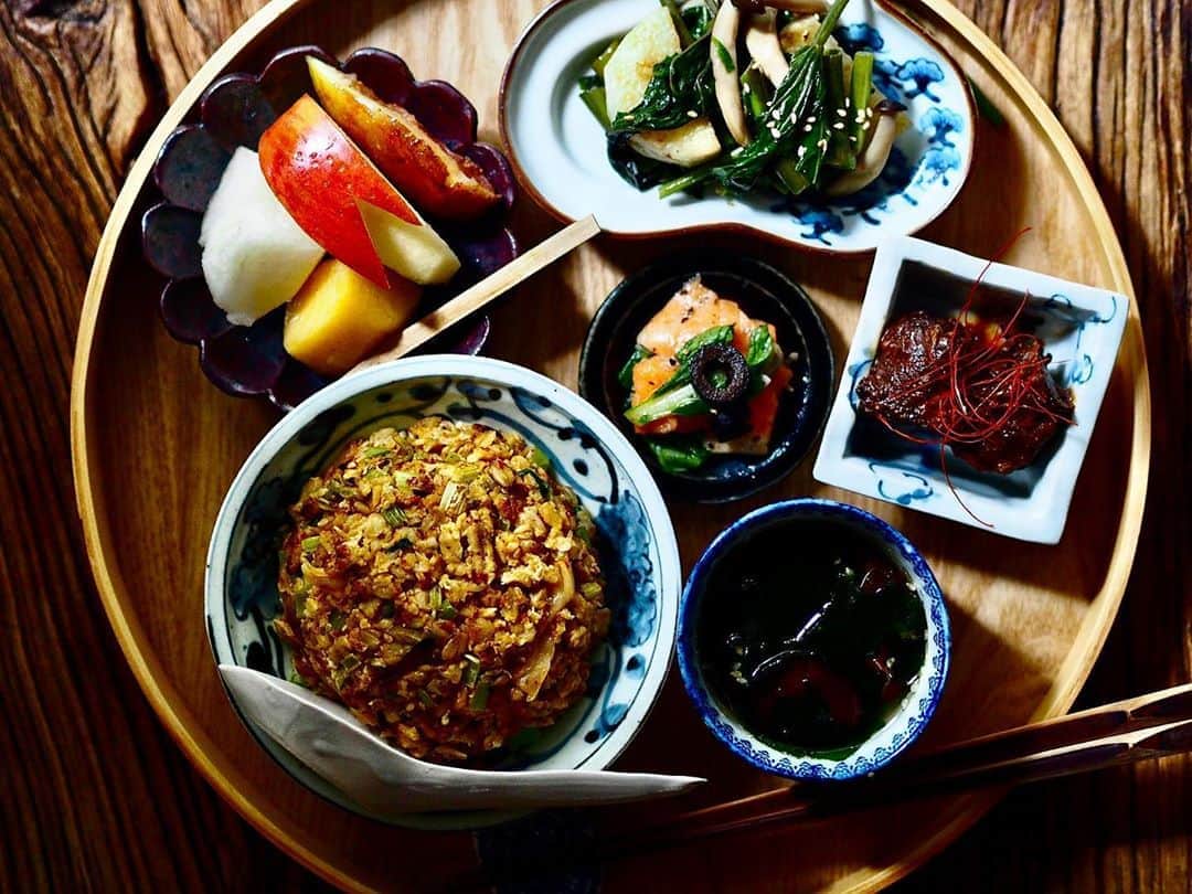 のインスタグラム：「. 今日はオートミールで糖質制限チャーハンで朝昼ごはん。 味も見た目も、もちろんお米の方がおいしいですが、米に近くてびっくりです。 米化が最初できなくて苦戦してたのですがYouTubeで見たら一発でした。 便利だなぁ。 . . . .  .  . . . ●オートミールキムチ炒飯 ●きくらげの中華スープ ●サーモンマリネ ●空芯菜と長芋としめじのオイスタソース炒め ●那須とレバーの甘辛炒め ●イチジカ、梨、りんご、柿 . . . . . . . .  ・ ・ ・ ・ ・ ・ ・ ・  #オートミール#糖質制限#オートミールレシピ #オートミール炒飯#ワンプレート#おうちごはん#おうちカフェ#ワンプレート朝ごはん#カラフルワンプレート#朝ご飯#朝ごはん#和んプレート#ワンプレートごはん#器#あさごはん#먹스타그램#음스타그램#おぼんdeごはん #breakfast#foodporn#IGersJP#onthetable#japanesebreakfast#washoku#吉田崇昭 #三浦ナオコ」
