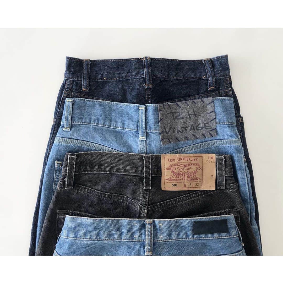 kumiのインスタグラム：「愛用しているデニム👖  上から @uniqlo U @ronhermanstore  @levis  @serge_de_bleu x @dodo_chiharu   levisは501が好きで myサイズがないかよくチェックしてる。  ユニクロユーのデニムはもう何年履いてるのかな… かなり良い感じに仕上がってます☺︎  dodoデニムは日本人の体型に合った美しい一本。  ユニクロユーとロンハーマンはウエストお直し済み。 ジャストサイズで綺麗に履いていたい♡  #uniqlo#uniqlou#ronherman#levis#levis501#sergedebleu  ・ ・ ・ #デニム#ジーンズ#ユニクロ#ユニクロユー#ロンハーマン#リーバイス#リーバイス501#置き画#置き画くら部」