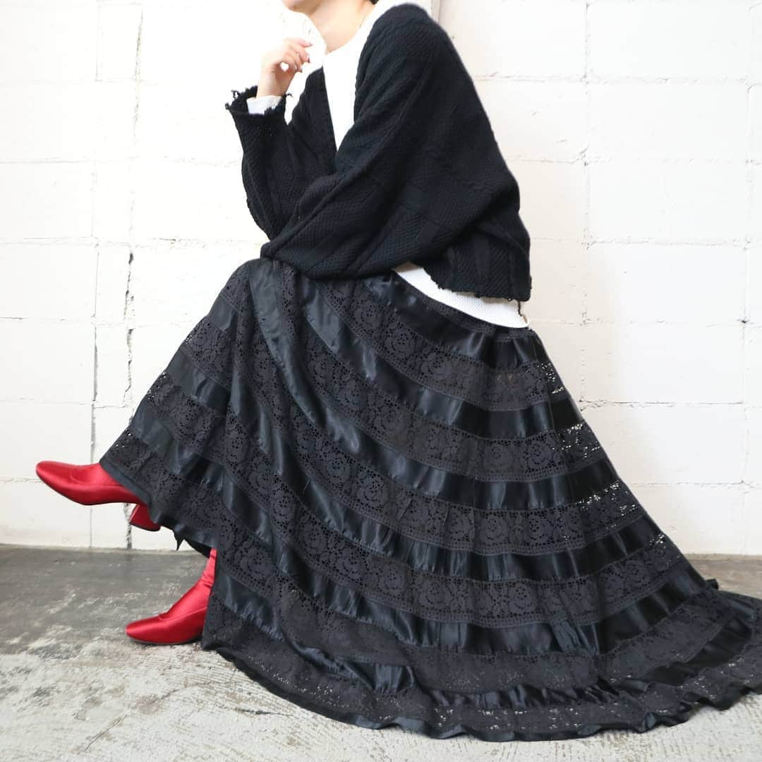 のインスタグラム：「Satin × Lace Tiered Skirt  #orfeo #kichijoji #tokyo #vintage #used #fashion #coordinate #outfit  お問い合わせはインスタグラムのプロフィール掲載のメールアドレスにお願いいたします。コメント、DMでのお問い合わせは受け付けておりませんのでご了承ください。 ONLINE SHOPの商品も店頭にてご購入頂けます。気になる商品がございましたらスタッフにお声掛けください。  新型コロナウィルス感染拡大防止策を徹底した上で営業をしております。マスクの着用、入店時にアルコールでの消毒をお願いいたします。」