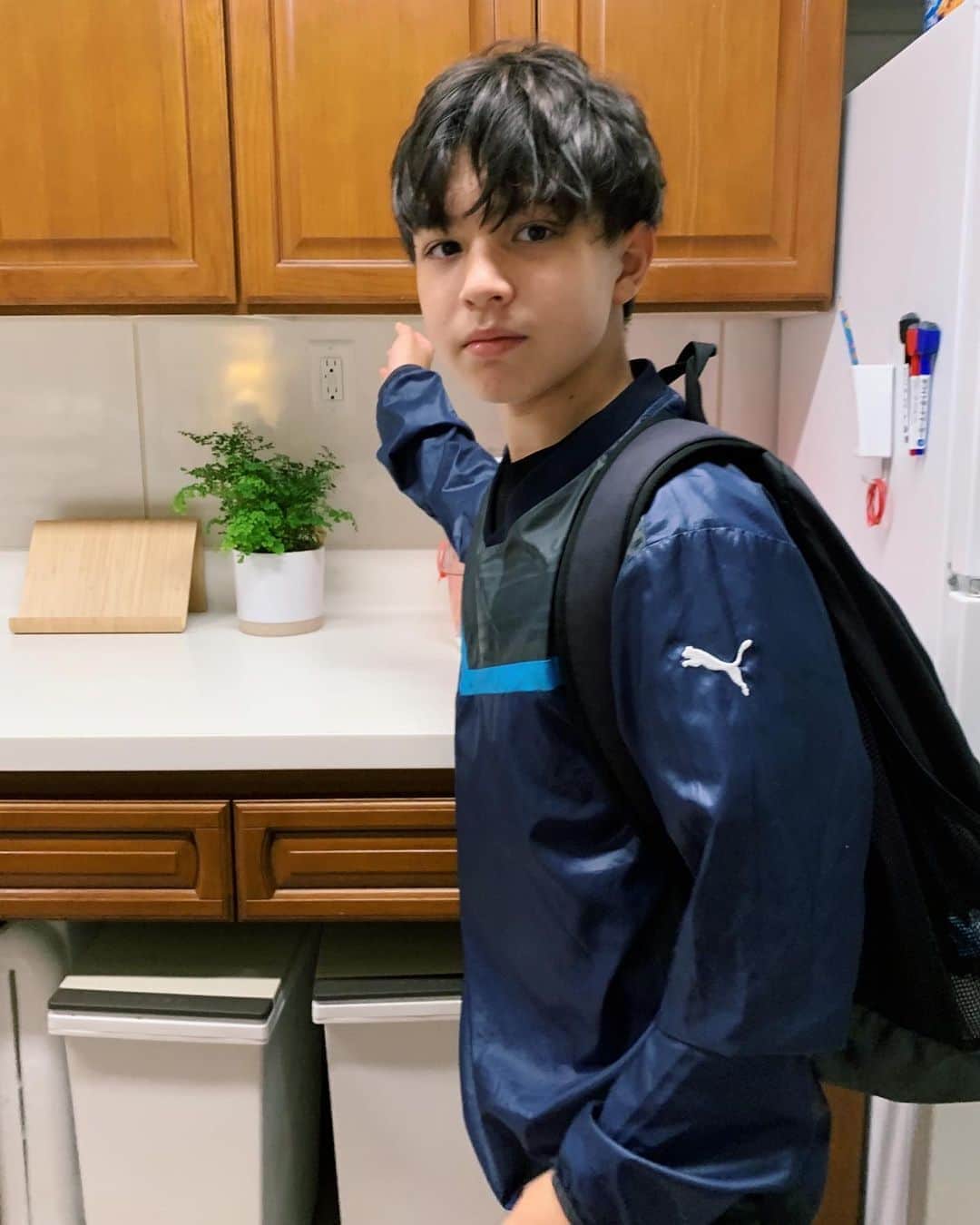 バイリンガル3兄妹のインスタグラム：「今日は一段と大人っぽい12歳 雨で濡れた髪でちょっと癖毛っぽくなったからでしょうか  でも中身は安定の3歳児 今もお風呂で奇声を発してます🙄」