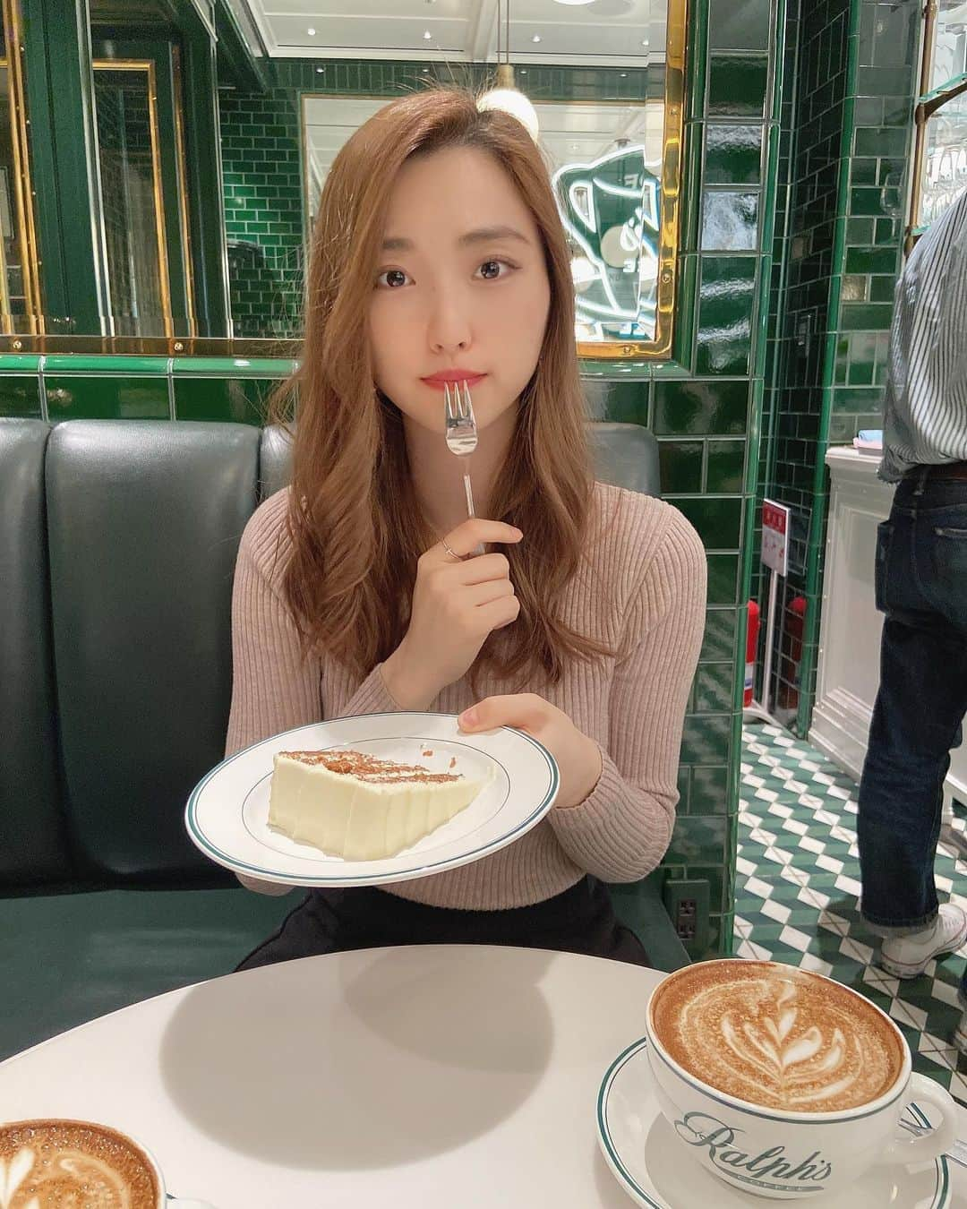 鈴木友梨耶さんのインスタグラム写真 - (鈴木友梨耶Instagram)「Ralph's coffee Omotesando🚙  #ralphscoffee #ralphlauren #cafe #instagood #coffee #omotesando #表参道カフェ #ROSEAREAL #ロザリオ #鈴木姉妹 #鈴木友梨耶」11月7日 14時00分 - yuriyasuzuki_828