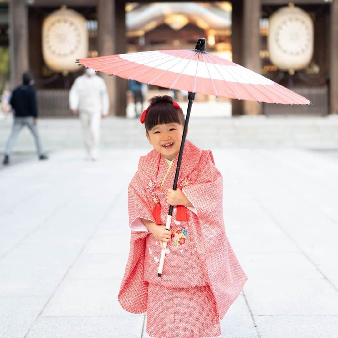 森渉さんのインスタグラム写真 - (森渉Instagram)「娘の七五三詣でに行ってきました😊すくすく育ってくれてることに感謝✨ (2枚目は3年前) #千笑 #金田朋子 #森渉 #家族 #family #家族写真 #子供 #kids #娘 #子育て #育児 #笑顔 #smile #七五三 #3歳  #笑顔が最幸の親孝行😊」11月7日 14時01分 - watarumori.sports