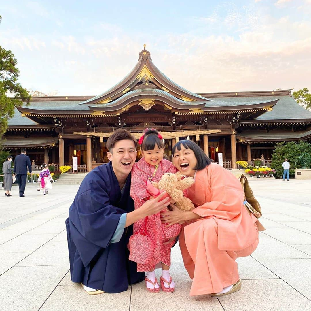 森渉のインスタグラム：「娘の七五三詣でに行ってきました😊すくすく育ってくれてることに感謝✨ (2枚目は3年前) #千笑 #金田朋子 #森渉 #家族 #family #家族写真 #子供 #kids #娘 #子育て #育児 #笑顔 #smile #七五三 #3歳  #笑顔が最幸の親孝行😊」