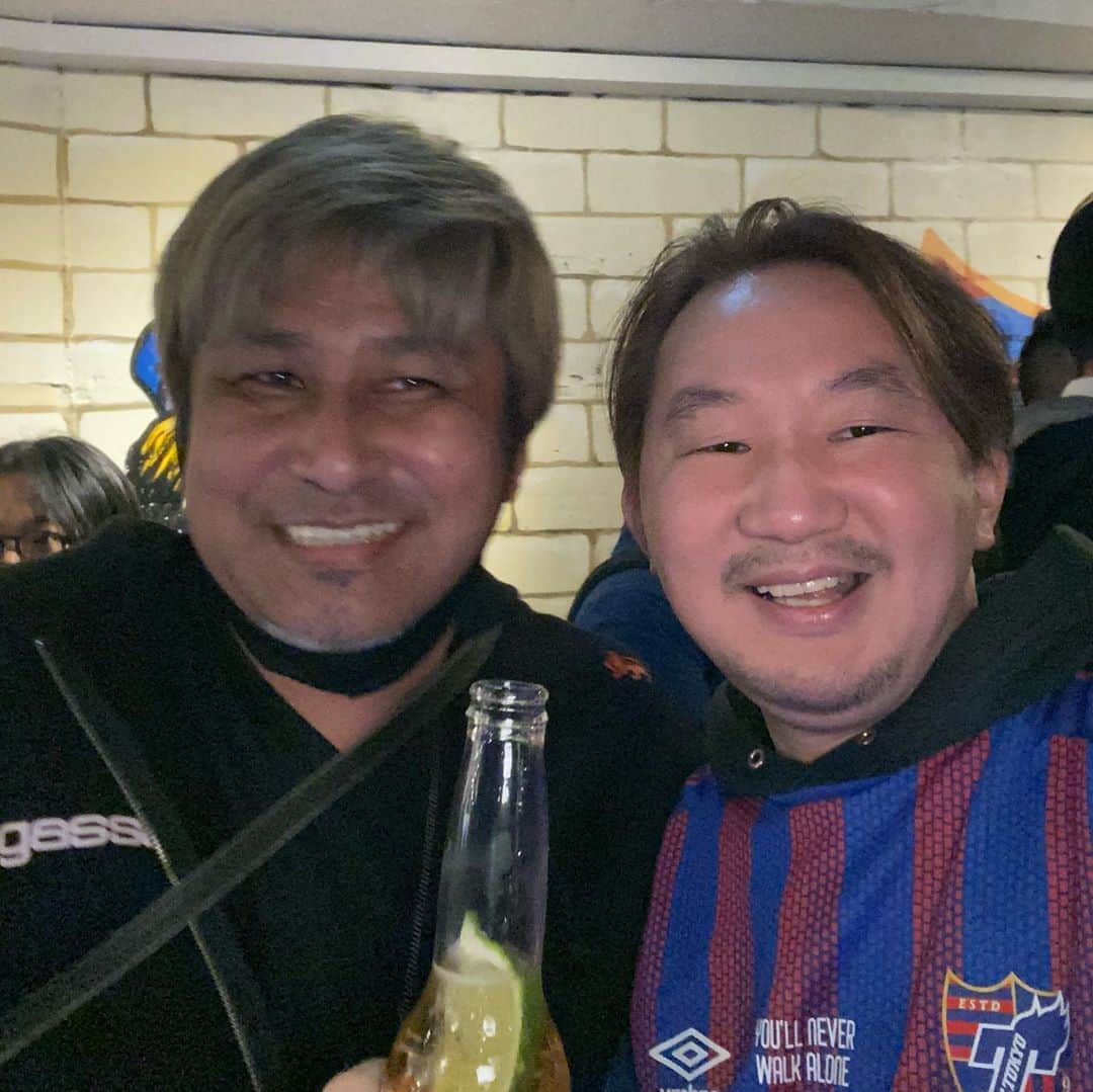 植田朝日のインスタグラム：「🦅🦅🦅﻿ ﻿ クエルボス プレオープン初日。﻿ ﻿ 本来だったらカップFINAL前夜祭だった訳だから東京ファンだらけの店内。﻿ ﻿ 25年以上の戦友達がチームの垣根を越えて来てくれた！w﻿ ﻿ 相良くん、ゆうぞう、マジでサンキューね！w﻿ ﻿ #tokyo12 #クエルボス」