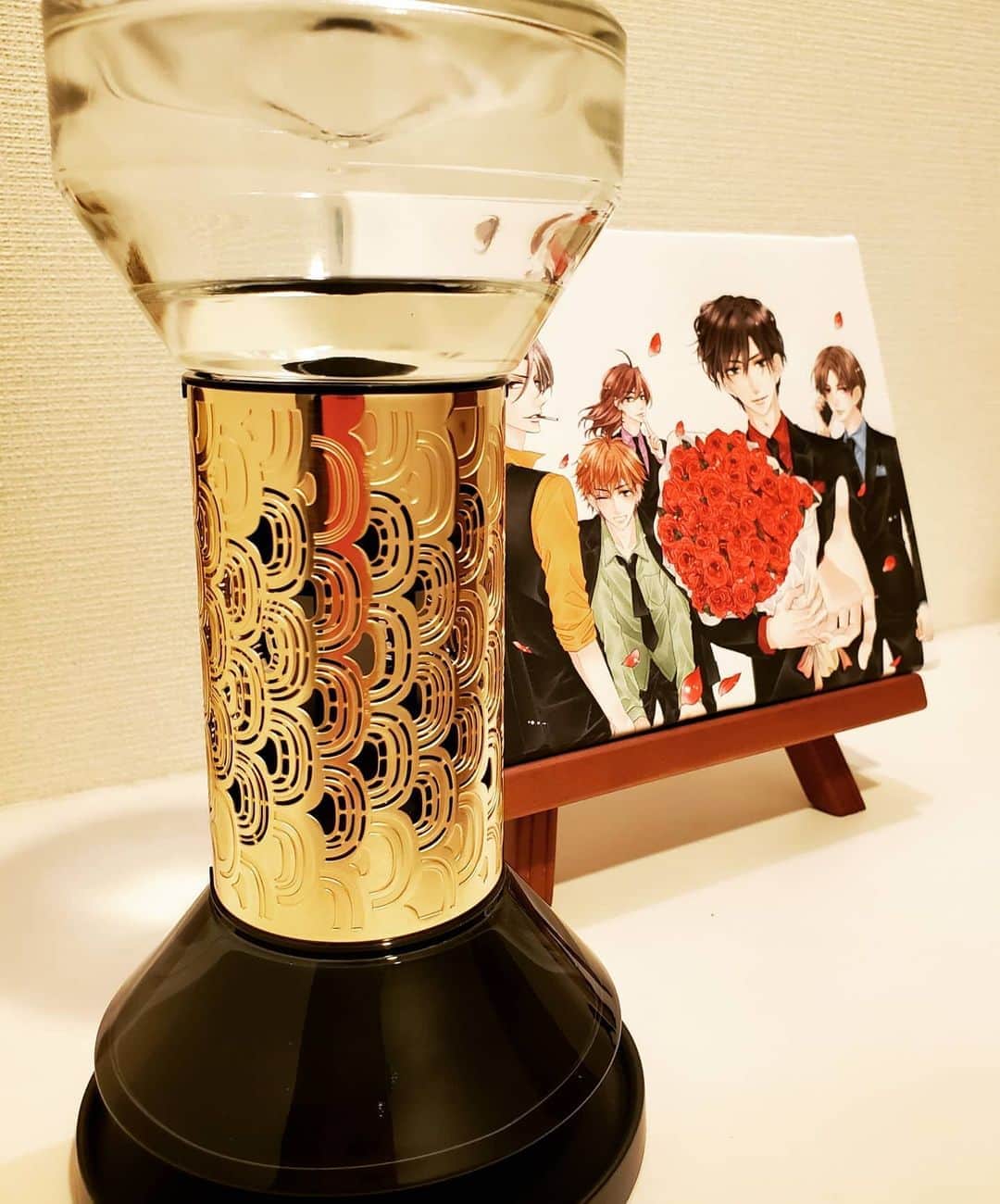 朱神宝のインスタグラム：「ちょっと奮発してdiptyqueの砂時計型ディフューザーを買ったった！ 液体が１滴ずつ落ちながら匂いが広がるのでキツすぎず、ほどよく香って善き。 香りの種類もたくさんあるけど、私は本当にここのBAIESって香りがすごく好き。かっちょいい匂い。  #diptyque」
