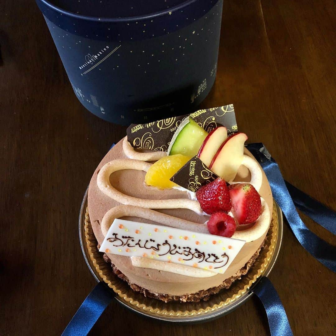 yukawaのインスタグラム：「. 誕生日を但馬屋で祝ってもろたで (ง•̀_•́)ง . ケーキももらったし(°∀°) . . . ホンマありがたやーm(_ _)m . . . #happybirthday #誕生日  #おめでとう #ありがたや  #steak #鉄板焼き  #photography #写真 #写真男子 #写真女子 #写真好きな人と繋がりたい  #ファインダー越しの私の世界  #instapic  #cake #ケーキ  #但馬屋 #dinner」