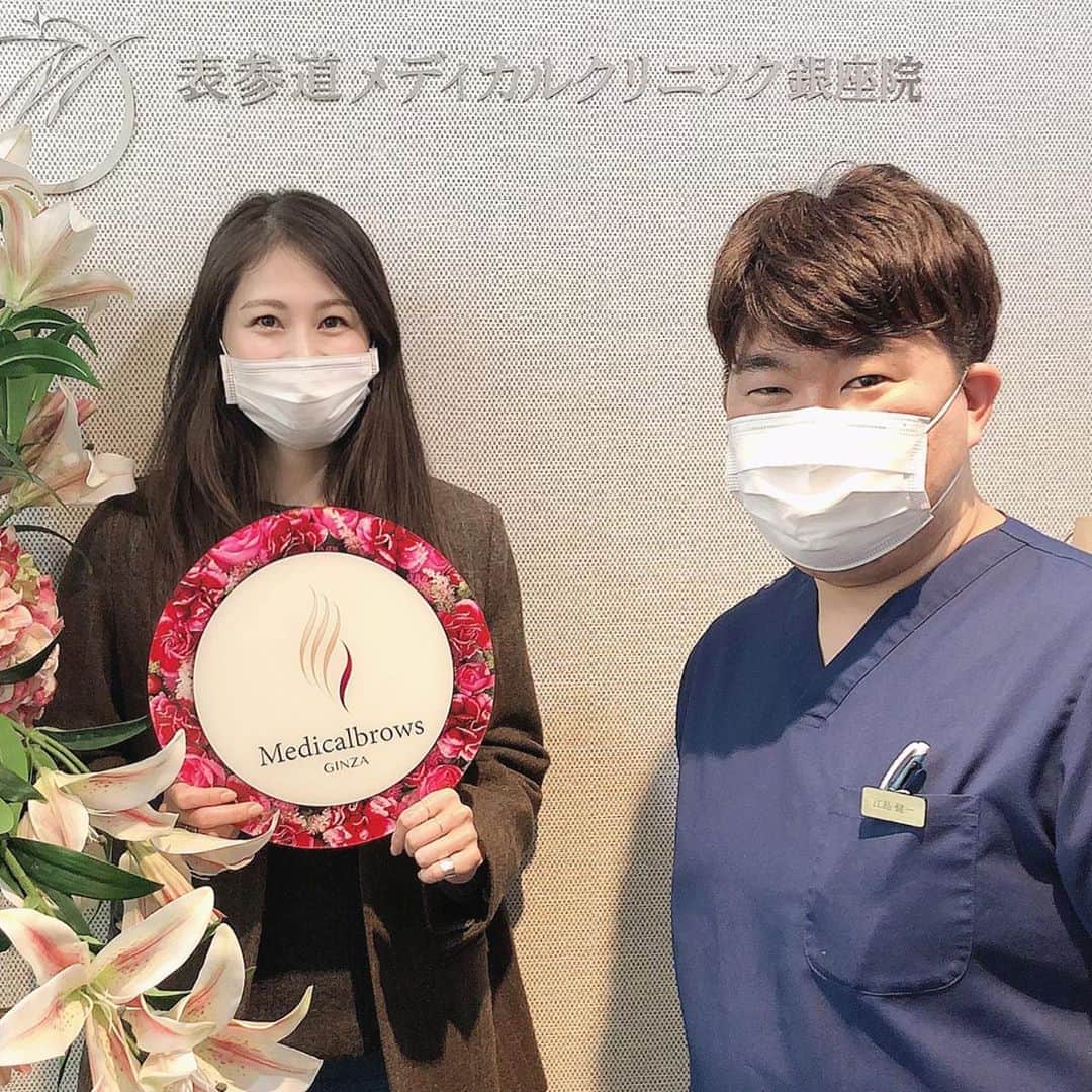 chinatsu614さんのインスタグラム写真 - (chinatsu614Instagram)「My first POTENZA experience at @omotesando_medical_clinic ;) ・﻿ ・﻿ ・﻿ ﻿ 初アグレッシブ施術‼︎‼︎‼︎ @omotesando_medical_clinic 銀座院で 最新ニードル施術の #ポテンツァ をしてきたよ。﻿ ﻿ まだ日本に20台ほどしかない﻿ 最新肌治療ニードルマシーンなんだって。﻿ ﻿ ☑︎肝斑﻿ ☑︎にきび﻿ ☑︎にきび跡﻿ ☑︎酒さ(シュサ・30代〜60代に多いニキビに似た疾患)﻿ ☑︎毛穴の開きや小じわ、経度のたるみなどの肌質老化﻿ ☑︎怪我や火傷の傷跡﻿ ﻿ などの、肌の悩みを解決してくれるとの事で期待大‼︎﻿ ﻿ 微細なニードルで皮膚に損傷を与え、”創傷治癒”を促すことでコラーゲンを産生させて、小ジワやくすみの改善・毛穴の引き締め効果が得られるんだって。﻿ ﻿ ダーマペンとの違いは﻿ RF照射(ラジオ波)をダイレクトに照射する事で熱のエネルギーによる止血効果があるの。より引き締め&組織再生効果大みたい。﻿ ﻿ ダーマペンはしたことがないけど﻿ 症例写真を見ると結構出血されてる方が多いもんね。﻿ ﻿ 出血してしまうと血で穴が半分くらい塞がってしまって適切な薬剤を肌の奥まで正確かつ均一に導入できないんだって。痛みの割に効果が...྾って話も聞いていたけど、こーゆー事なんだね。﻿ ﻿ その点では﻿ ポテンツァはRFのおかげで全く出血しなかったよ‼︎﻿ ﻿ 痛みは麻酔をしてもらえるので、激痛ではないけど若干痛かったです笑﻿ 鼻が痛かった...泣 ﻿ 赤みはお酒を飲んで赤ら顔になった程度だったので、施術後も普通に帰宅できました。今はマスクで隠れちゃうしね◎ ﻿ 数日間は薄い瘡蓋と若干のザラつきがあったけど、今はだいぶ落ち着いてきたよ。﻿ ﻿ 気になっていた泣(5枚目) ファンデが埋まる頬の凹凸と毛穴が小さくなった‼︎‼︎‼︎ あとね #いちご鼻 が改善されたーーー泣  それから もの凄く肌がツヤツヤしてきたよ‼︎‼︎﻿  コラーゲン産生は施術後1ヶ月程かかるみたいなので、これからが楽しみ♩  頑張って良かった笑 ﻿ 使用する薬剤は、肌の悩みに合わせて選択可能なのでアグレッシブ施術が気になってる方は是非ー‼︎﻿  担当は @minias_8 あすかちゃん♥ 驚く程美肌なので、説得力があるよ‼︎ ﻿ ・﻿ ・﻿ ・﻿ #表参道メディカルクリニック ﻿ #銀座美容医療 #POTENZA #ポテンツァ ﻿ #pr #美容好きな人と繋がりたい」11月7日 14時20分 - chinatsu614
