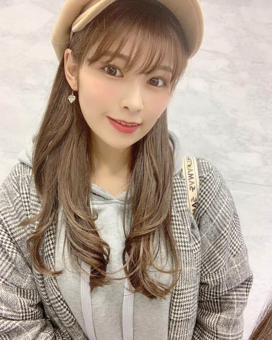 日比野友香さんのインスタグラム写真 - (日比野友香Instagram)「秋服です🍁﻿ ﻿ ﻿ ﻿ ﻿ ﻿ ﻿ ﻿ #秋服 #秋服コーデ #秋 #秋コーデ #秋カラー ﻿ #fall #fallfashion #ootd #fashion #fashionista ﻿ #チェックジャケット #チェック #plaid #checkered ﻿ #帽子 #帽子コーデ #キャスケット #hat #cap ﻿ #ピアス #ピアス女子 #earrings ﻿ #髪色 #ベージュカラー #巻き髪 #ゆる巻き ﻿ #日本人 #japanesegirl #japanese #asiangirls﻿ ﻿ ﻿ ﻿」11月7日 14時18分 - tomokahibino