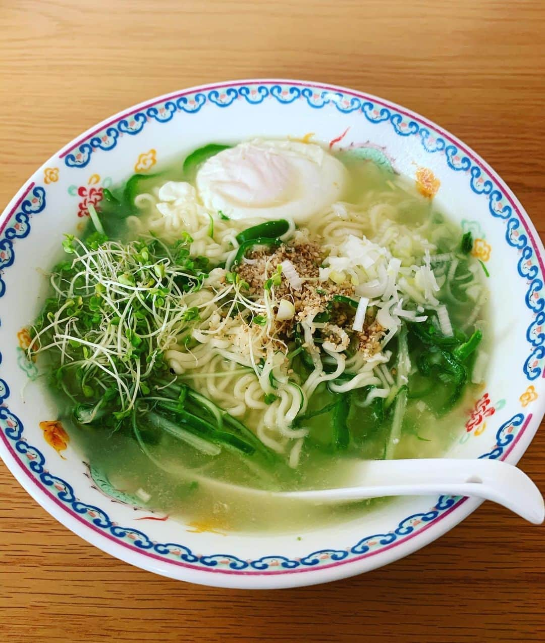 広川ひかるさんのインスタグラム写真 - (広川ひかるInstagram)「竜シェフ👨‍🍳ランチ #サッポロ一番塩ラーメン 野菜たっぷり、卵半熟で作ってくれました🎉 、 #hikaruhirokawa #ランチ #竜シェフ #インスタントラーメン」11月7日 14時18分 - hikaru_hirokawa