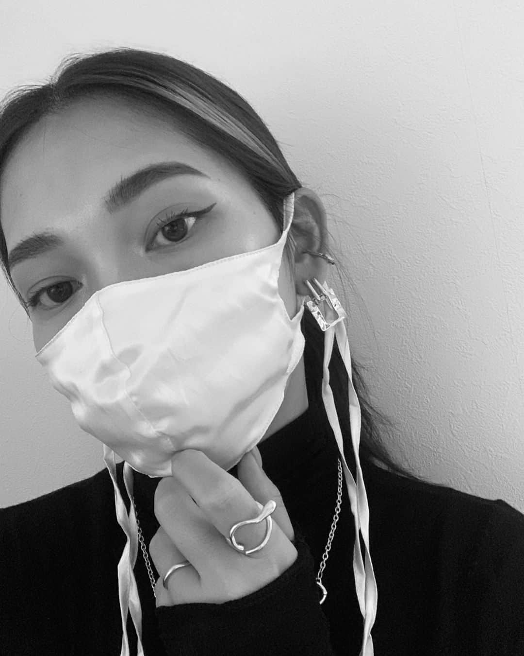 山崎まきこのインスタグラム：「初めてお洒落マスクを購入！﻿ シルクにして正解だね〜🏹﻿ #いつ使おうかしら笑」