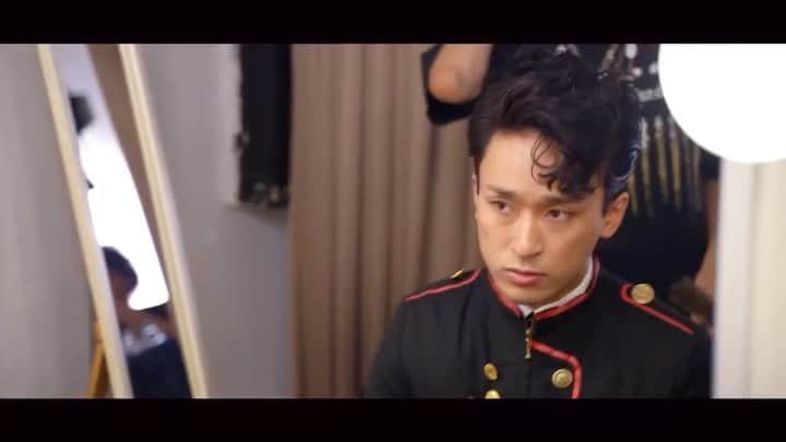 としみつのインスタグラム：「今回のアルバムジャケットも撮影は高橋優也！  俺が伝えるイメージを毎回一瞬で理解して、それをカタチにしてくれる。今回も相変わらず最高の写真を撮ってくれました。  ありがとう🙌  #高橋優也 #としみつ #thebest2」