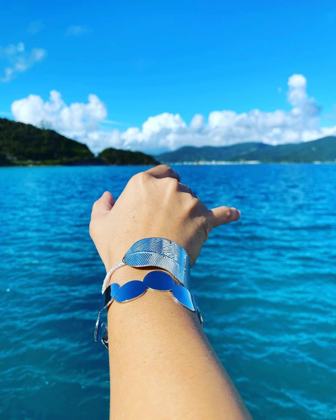 三谷晶子のインスタグラム：「対岸に手を伸ばすとバングルに空と海が映り込んだ。  I reached for the opposite bank.  The sky and the sea were reflected in the bangle.  Bangle @leibl.laurentius   https://leibllaurentius.com  Purchase code: Akiko mitani  #leibllaurentius  #accessory  #bangle  #banglebracelet  #silver #sea  #ocean #加計呂麻島　 #kakeromaisland  #kakeromajima  #islandlife  #islandgirl  #beachlife  #beachgirl  #beachlover」