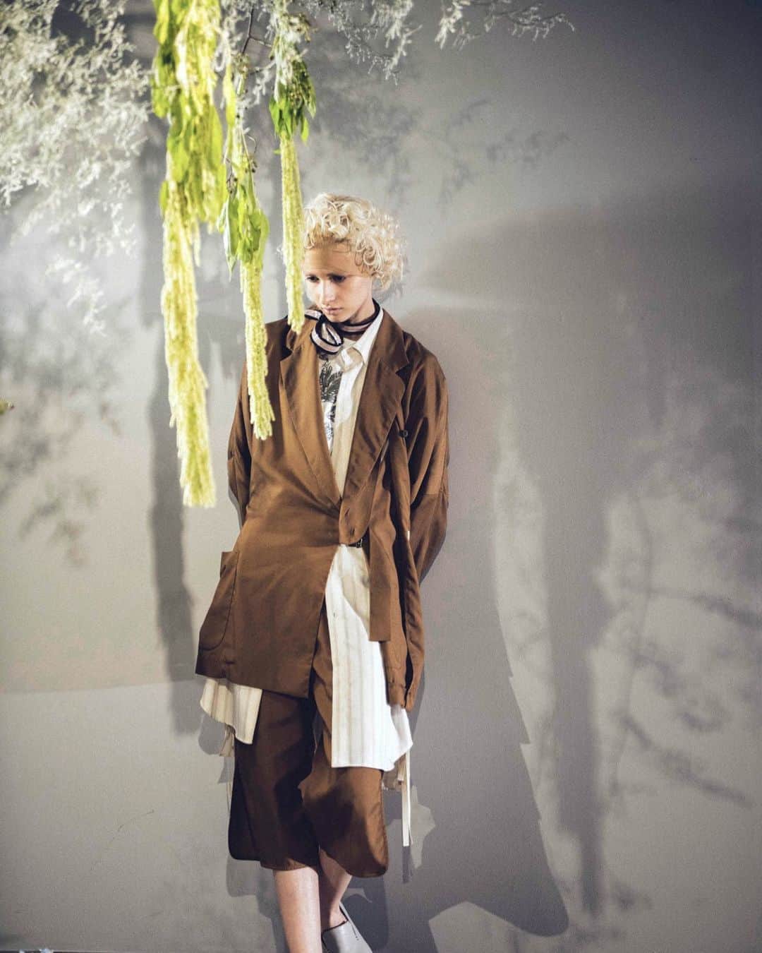 メアグラーティアのインスタグラム：「meagratia SS21 Collection   Pattern maker：@yoshiki_nishioka Stylist：@go_momosee Hair：@mukai_daisuke Makeup：@mie_makeup_artist Flower artist : @yukarisatoflower  MD：@bay_seki Illustration：@87.psd Animation：@co2konishi Music direction：@takumi_rockwell Photographer：Kenichi mui Cinematographer：Ryo Tanaka Producer：Shogo Taguchi Director：@aisukuriiim_cam  #meagratia #ss21 #rakutenfashionweektokyo #flowers #flower #animetion #anime #illustration」