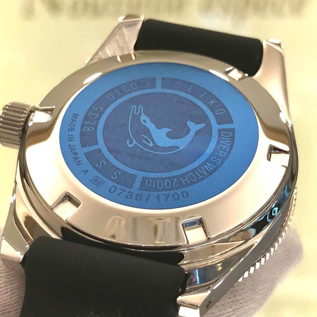 NAKANIWA WISPさんのインスタグラム写真 - (NAKANIWA WISPInstagram)「【待望の新モデル本日入荷いたしました】  SBDX039 480,000円+TAX Seiko Diver's Watch 55th Anniversary Limited Edition 数量限定 1,700 本  セイコーのダイバーズウオッチは、1965年に国産初のダイバーズウオッチとして誕生して以来、独自のテクノロジーを搭載したエポックメーキングな商品を次々と世に送り出してきました。 50年以上に渡って弛まぬ進化を続け、世界中のプロフェッショナルダイバーや冒険家から高い評価と信頼を獲得しています。 また、JIS（日本工業規格）やISO（国際標準化機構）におけるダイバーズウオッチ規格制定には、セイコーが技術開発の基準にしてきた性能規格が大きく貢献するなど、セイコーは常に世界をリードし続けてきたダイバーズウオッチのパイオニアです。 これまでに発売されてきた数々のダイバーズウオッチは、ダイバーや冒険者たちと数々の極地へと赴き、その信頼性を実証してきました。 そして誕生から55周年を迎えた2020年のフィナーレにふさわしい特別なアニバーサリーモデルが登場。 セイコーダイバーズヒストリーのマイルストーンである、1965年と1970年発売のヒストリカルモデルをベースに、55周年にふさわしいスペックとデザインにアップデートした数量限定のコレクションです。  ■商品に関してのお問合せは、メール及びInstagramメッセージで受付中  WISP Nouvelle espece 心斎橋仲庭時計店 〒542-0081 大阪府大阪市中央区南船場４丁目１０−３ NAGAHORI BLDG 1F TEL06-6251-7573／mail：info@nakaniwa.co.jp  #SBDX039 #diving #Divers #trekking #セイコー #SEIKO #プロスペックス # #Prospex #ダイビング #トレッキング #心斎橋仲庭時計店 #腕時計 #メカニカル #機械時計 #南船場 #腕時計メンズ #腕時計 #セイコー腕時計 #SEIKOWATCH #wisp」11月7日 14時41分 - nakaniwawatch