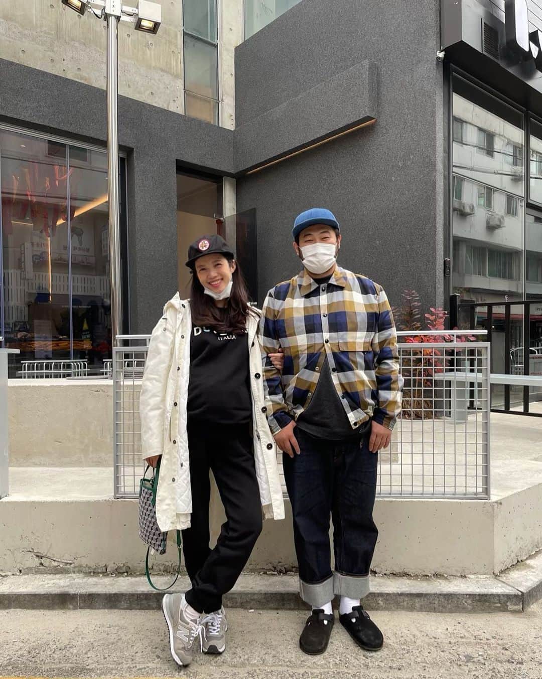 キム・ギバンのインスタグラム：「. 오랜만에 우리 투샷👫🏻 (쓰리샷인가👨‍👩‍👦) 엄마아빠 되는게 결코 쉽지않다는 걸 경험하고 있는 예비엄마아빠지만 그래도 매일매일 하루하루가 소중하고 재밌는 요즘입니다! . #희바라기방  #좀만힘내자」