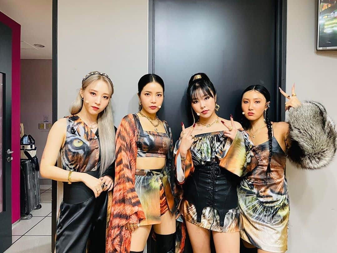 Mamamooさんのインスタグラム写真 - (MamamooInstagram)「. [#마마무] - 우리 무무 여러분 잠시 후 3시 40분, MBC '쇼! 음악중심' 본방사수하면서 마마무와 즐거운 토요일 함께해요💛 - #MAMAMOO #AYA #딩가딩가」11月7日 14時44分 - mamamoo_official