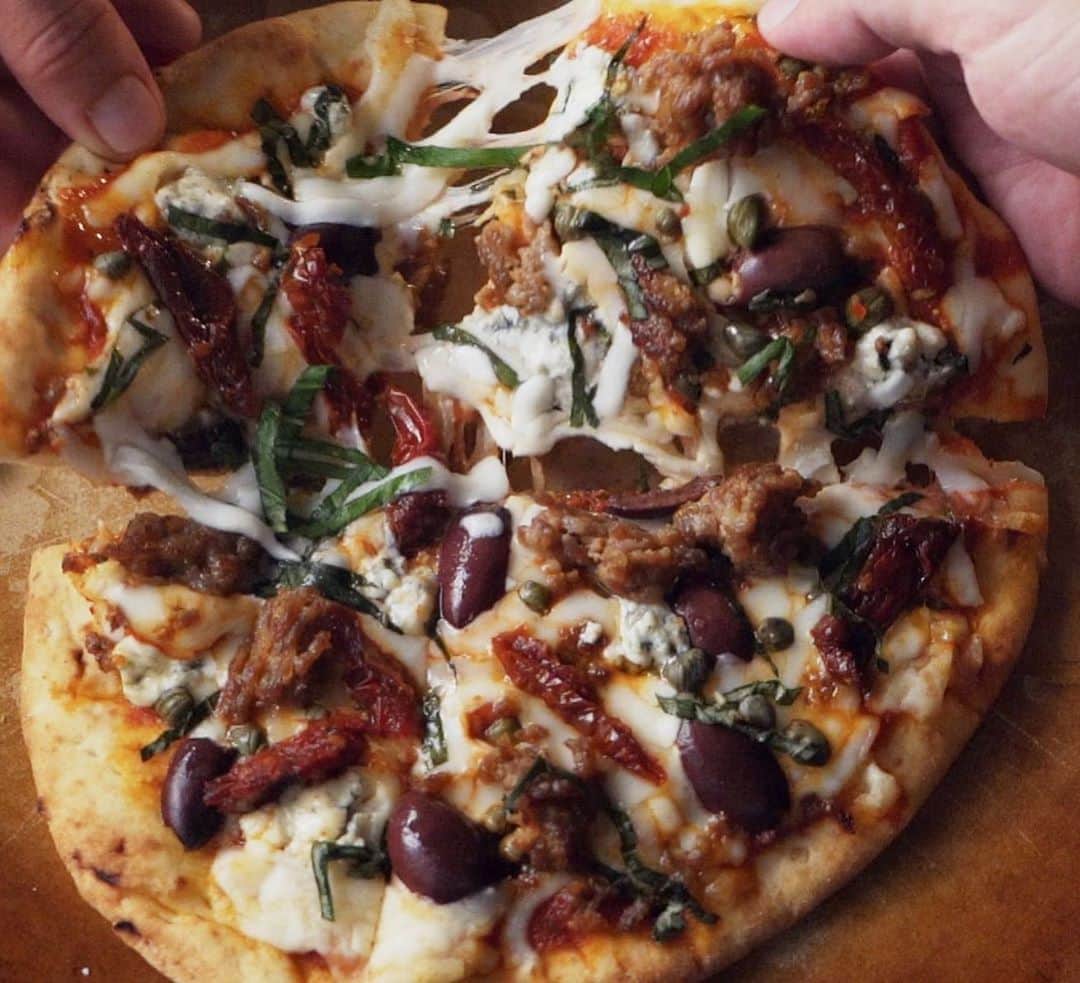 ジョンソンヴィルのインスタグラム：「Put sausage on your pizza. It's an easy way to add flavor and frankly, your taste buds will thank you. More #SausageSwap ideas to make traditional recipes taste better at SausageSwap.com #BetterWithSausage」