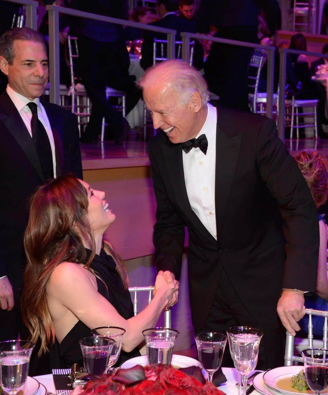 ジェシカ・ビールさんのインスタグラム写真 - (ジェシカ・ビールInstagram)「About time 👏🏼 Congrats @joebiden and @kamalaharris. So ready for some change.」11月8日 1時39分 - jessicabiel