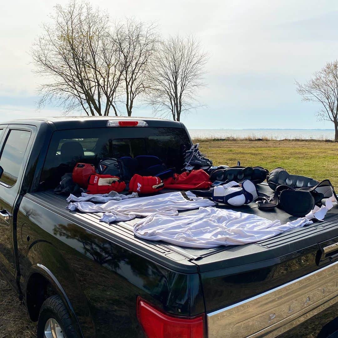 デイブ・クーリエのインスタグラム：「Sometimes the best place to ‘air out’ my hockey gear is on top of my truck at the lake. #cutitout #outdoorsman #greatoutdoors #hockey #hockeyplayer #icehockey #hockeylife #puremichigan #lakestclair」