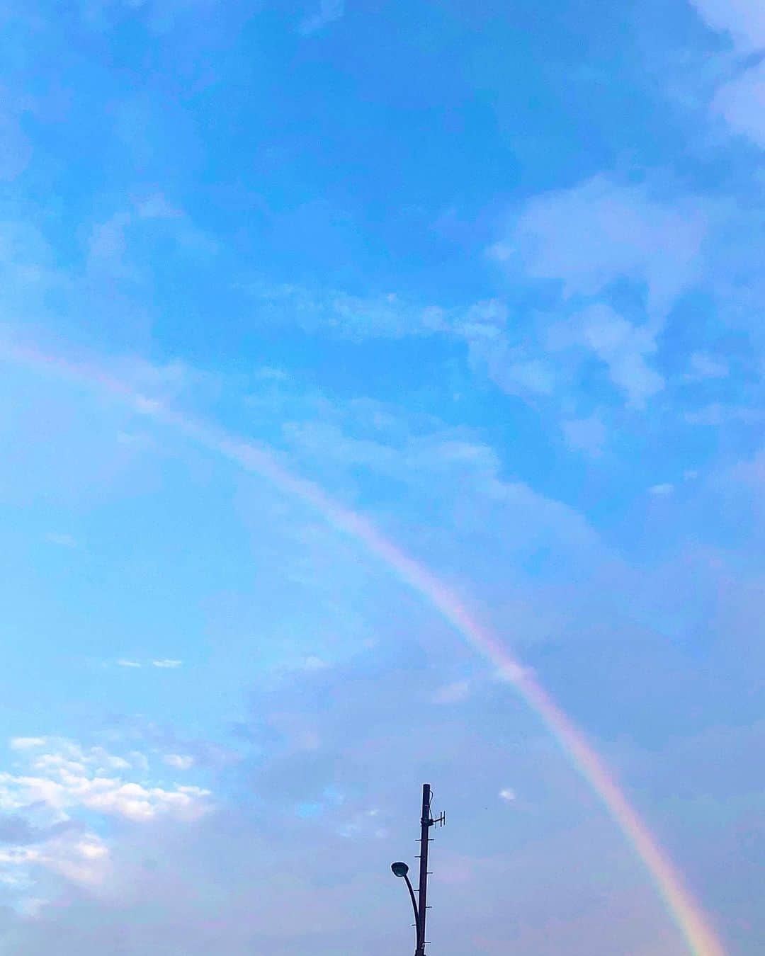 山脇道子のインスタグラム：「夕方、お散歩中に通り雨😯 撥水加工のブルゾン羽織ってたから 大丈夫✌️ フード出して早歩きで帰った☔️ 見上げたら虹🌈🥰」