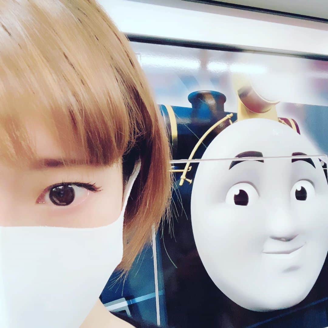 名塚佳織さんのインスタグラム写真 - (名塚佳織Instagram)「⭐︎ やばい めっちゃこっち見てる…  #電車の中」11月8日 0時10分 - nazuka_kaori424