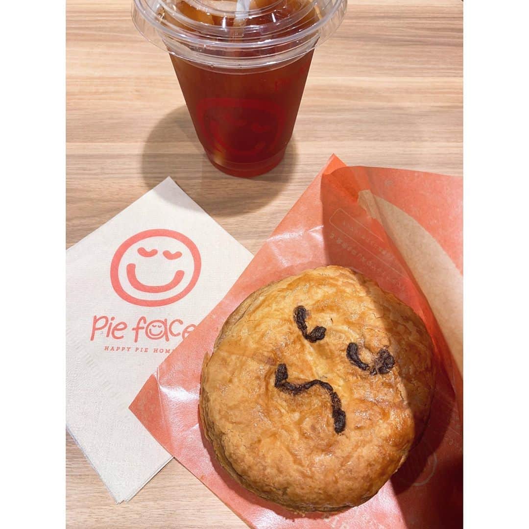 戸田れいさんのインスタグラム写真 - (戸田れいInstagram)「King of pie🥧From AUS🇦🇺 ・ ・ ・ オーストラリア にいた時のお気に入りのパイのお店が日本にも4店舗だけあって、時々行くんだ😚 チャンキーステーキが一番のお気に入りなんだけど、向こうにいた時は家族がみんなヴィーガンだったのでベジタブルカレーパイを食べてたっけな🤔こっちのメニューになかった😂 ・ #pie#pieface#australia#ミートパイ」11月8日 0時19分 - rei_toda