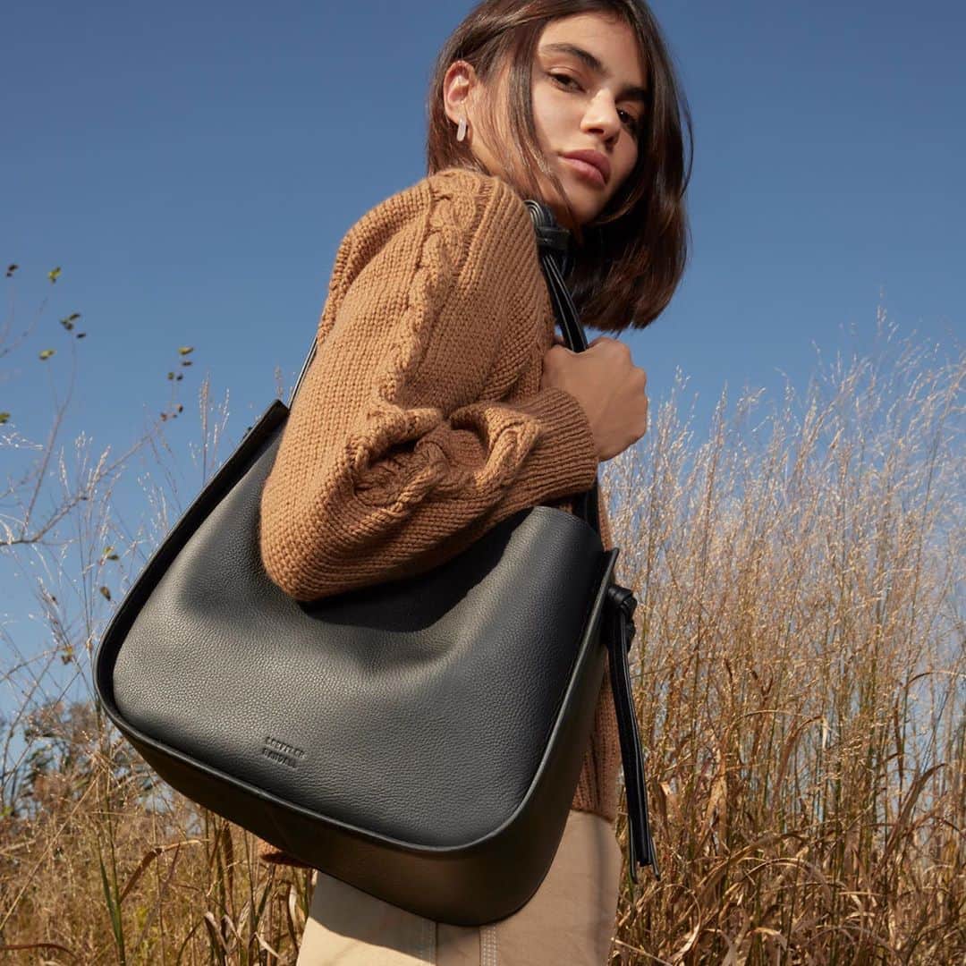 レフラーランドールのインスタグラム：「Meet Marine, a beautiful everyday tote in black pebbled leather.」