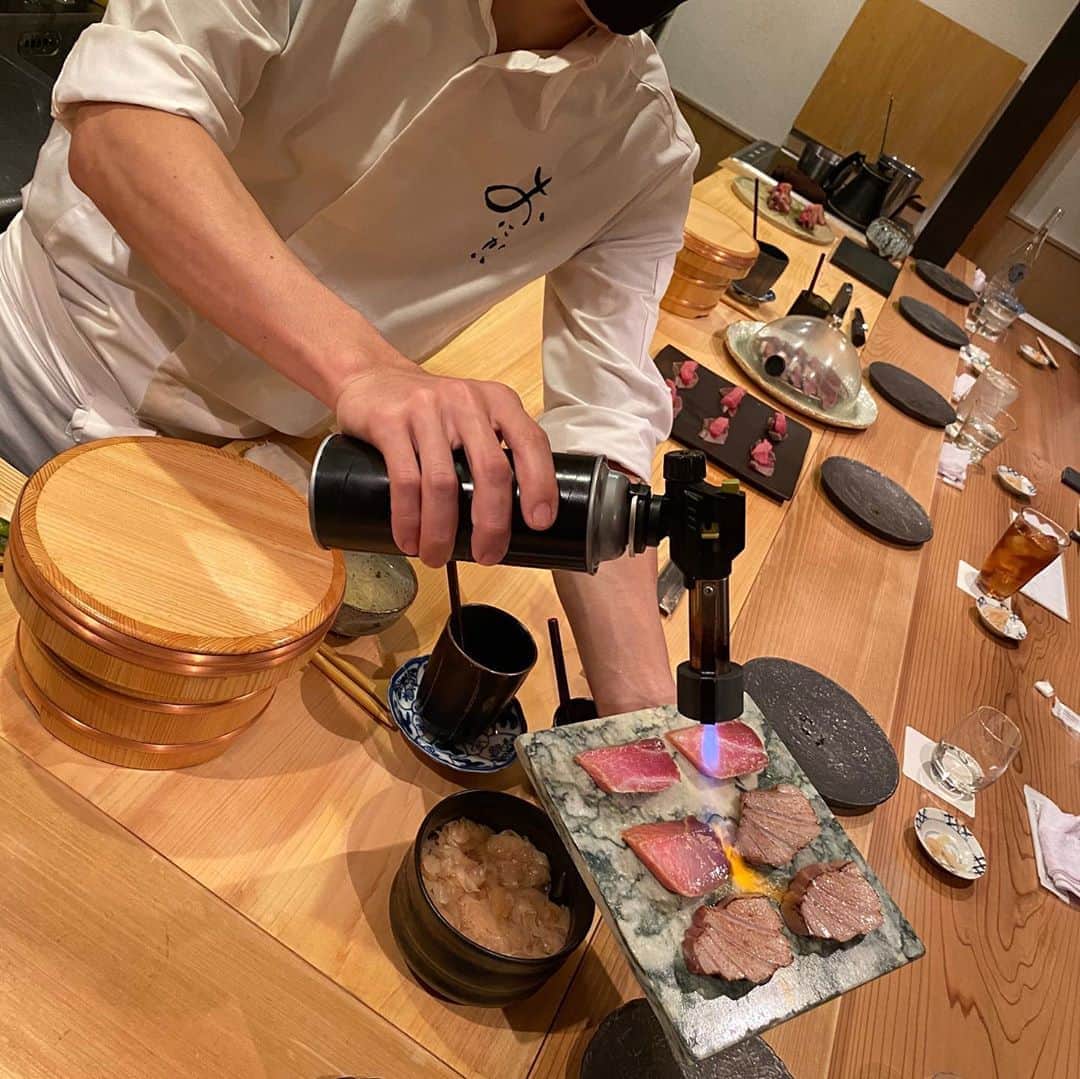 りーまるさんのインスタグラム写真 - (りーまるInstagram)「🍣予約必須お寿司 スワイプしてね▶︎▶︎▶︎ ・ ・ ・ ・ ・ ・ @sushi.onikai  ・ ・ ・ 8月に予約してもらい 10月にようやく行くことができました😭💓 ・ ・ 赤酢の酢飯に良く合うネタばかりで、 ネタそのものというより、 ひとつひとつ味付けも丁寧にされていて、 味だけでなく目で見ても楽しめるコースでした😍✨ ・ ・ ・ 「いつも撮影ありがとう」と お世話になってる方が連れてってくださったのですが、 こーーーんなツウなお店初めてで 連れてきてもらえて本当に嬉しかったです🐶✨ ・ ・ ちなみに写真3枚目が外観🤩 ・ ・ 芸能人も通うようなおみせなのですが、この人気は納得なくらい ほんとーーーに美味しかったです😭💓 ・ ・ 日本酒も「こんな感じの」というと次々にいろんな種類のお酒を出してくださるので、 お酒好きさんにもおすすめです🍶✨ ・ #りーまるグルメ #中目黒 #飲食店応援  #おにかい #寿司おにかい  ・ ・ ・ ・ ・ ・ ・ #食べるの好きな人と繋がりたい #美味しいもの好きな人と繋がりたい #飯テログラム #デート#女子力アップ#グルメ女子#美容好きな人と繋がりたい #グルメ好きな人と繋がりたい #目黒グルメ#中目黒グルメ  #飯テロ#予約必須#東京グルメ #たべすたぐらむ #飲兵衛#海鮮丼ランチ #寿司#sushitime🍣#日本酒#日本酒好きな人と繋がりたい #日本酒女子#おいしいもの好きな人と繋がりたい#和食ごはん」11月8日 0時24分 - riii_maru162cm