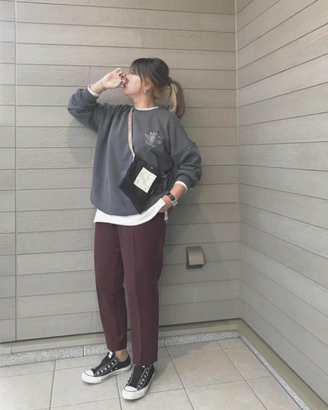 のインスタグラム：「𓍯𓂃 大好きな#スウェットコーデ 💕 デザインもカラーもツボなのばかりな @cittaa_1 のだよ🌟  着てるのは胸のプリントと バックプリントがかわいいの💕 ゆったりオーバーサイズで レイヤードしても窮屈じゃないのが嬉しい✨✨✨  秋の新作itemも 欲しいのありすぎる😂✨✨ ストーリー、ハイライトからチェックしてみてね💓 . . . . tops/ @cittaa_1 #チッタ #cittaa #秋コーデ #秋服コーデ #数量限定 #スウェットコーデ pants/ @grshimamura  bag/ @theatre_products_shop  shoes/ @converse_jp  . . . .  . .  #locari #mamagirl #ママコーデ#ママファッション#大人可愛い#大人カジュアル#カジュアルコーデ#シンプルコーデ #pr#ハンドメイドピアス#mamagirl#ハンドメイドアクセサリー#instagood#nail#セルフネイル #ヘアスタイル#ヘアアレンジ#秋コーデ#ゆったりコーデ」
