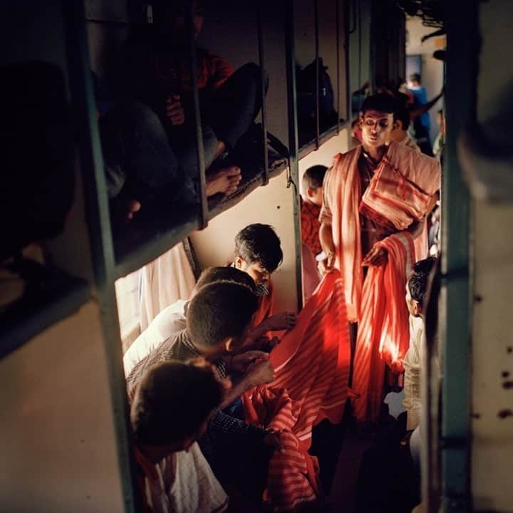 National Geographic Travelさんのインスタグラム写真 - (National Geographic TravelInstagram)「Photo by @sarahyltonphoto / Passengers on India's longest train ride, the Vivek Express, examine textiles for sale. The train travels from the northeastern state of Assam to the southern state of Tamil Nadu over 4,000 kilometers (2,485 miles). For more travel stories, follow me @sarahyltonphoto. #India #traintravel #vivekexpress」11月8日 0時38分 - natgeotravel