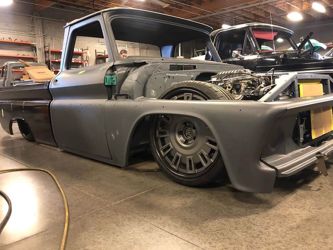 ハウィー・ケンドリックのインスタグラム：「Ruth is sitting pretty right now. Can’t wait to get her back. @fatfendergarage」