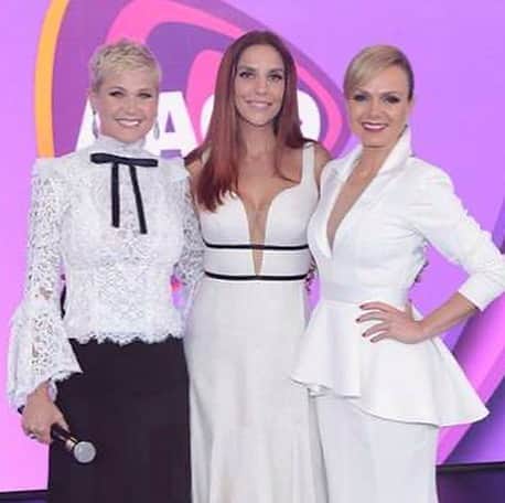 Eliana Michaelichin Bezerraのインスタグラム：「Valorizar os momentos quando eles ainda existem. Viver com intensidade o agora, o hoje.  Já estamos no ar com a maratona do amor pela @aacdoficial. Venha viver com a gente momentos de emoção, empatia, solidariedade e amor neste @teletonoficial 2020, no @sbtonline.  #teleton2020 #empatia #solidariedade #amor #aacd #vaificartudobem」