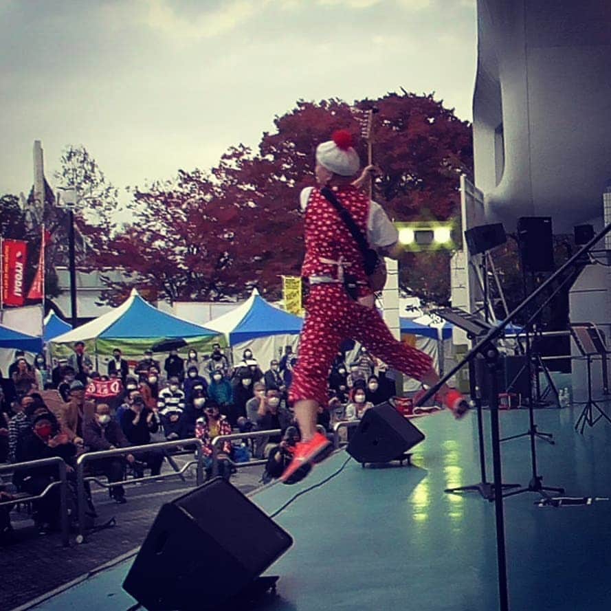 パッパラー河合さんのインスタグラム写真 - (パッパラー河合Instagram)「#ベトナムfestival #AIRパッパラー #還暦の跳躍力」11月8日 0時52分 - papala_kawai