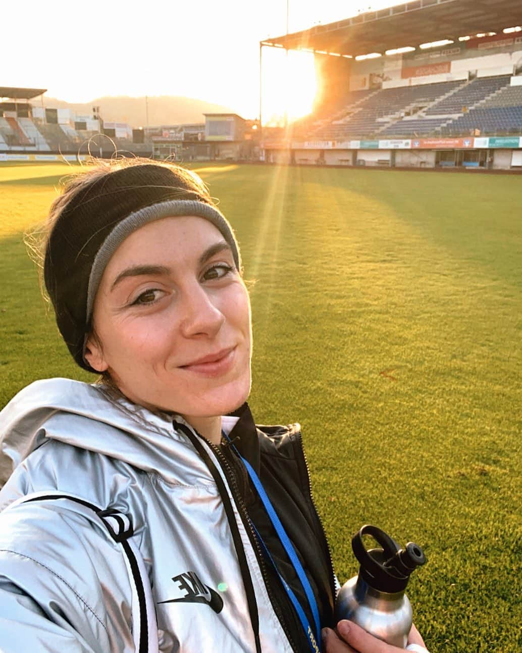 アレクサンドラ・ブルクハルトさんのインスタグラム写真 - (アレクサンドラ・ブルクハルトInstagram)「Let’s call it a week! Good progress on the track, some weightroom PRs and a negative Covid test. Guess I’m ready for Swiss air again 😉 And pardon my selfie, I just couldn’t resist the autumn sun #sorrynotsorry」11月8日 0時53分 - lexbu