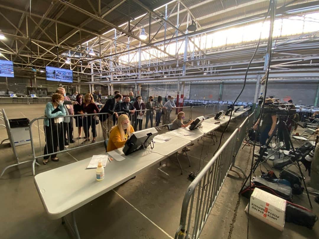 NBC Newsさんのインスタグラム写真 - (NBC NewsInstagram)「Inside the Allegheny County warehouse in Pennsylvania, representatives from both campaigns are lined up behind election workers, with full access to observe the count, @maurabarrett reports.⁠ ⁠ Live #Election2020 updates at the link in our bio.⁠ ⁠ 📷 @maurabarrett」11月8日 0時57分 - nbcnews