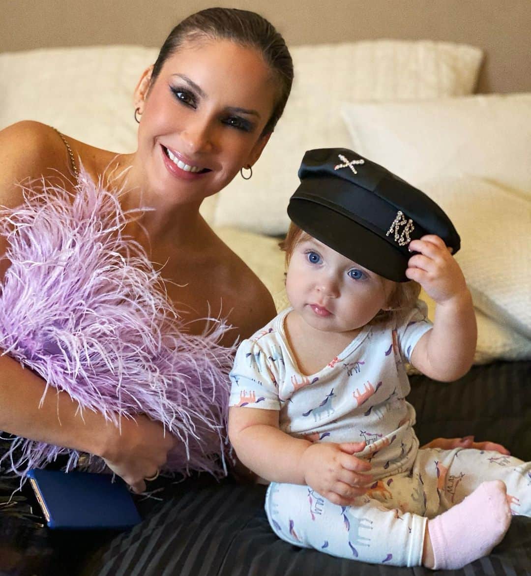 Claudia Leitteのインスタグラム：「O clipe de #Rodou, que tá no link da minha Bio, ultrapassou 1 milhão de views e a gente tá comemorando! Deus é tão bom! A propósito, todo mundo aqui em casa super envolvido com esse lançamento! 🥰 “...porque, onde está o teu tesouro, aí estará também o teu coração.” ✨ ‭‭」