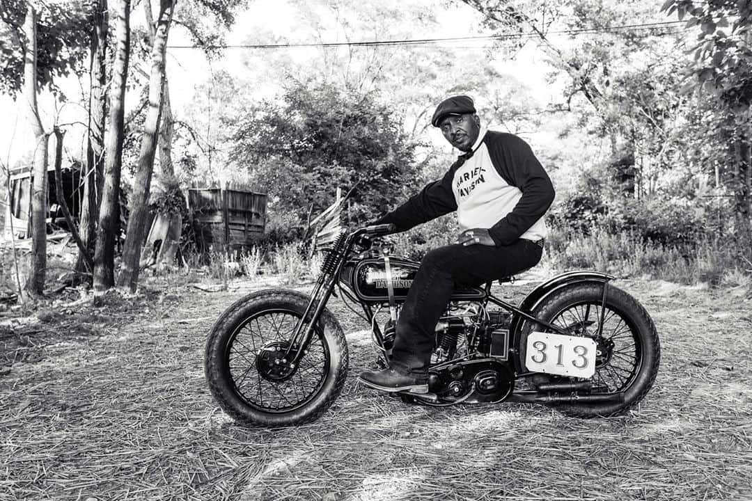 Harley-Davidsonさんのインスタグラム写真 - (Harley-DavidsonInstagram)「Randy “Detroit” Hayward owns 19 motorcycles and is a successful builder, vintage racer, and show promoter. His bikes have been featured at vintage events around the country. But his greatest achievements have nothing to do with motorcycles. Hit the link in our bio to learn more about Randy in The Enthusiast or download the app to view it for free. #HarleyDavidson」11月8日 1時01分 - harleydavidson