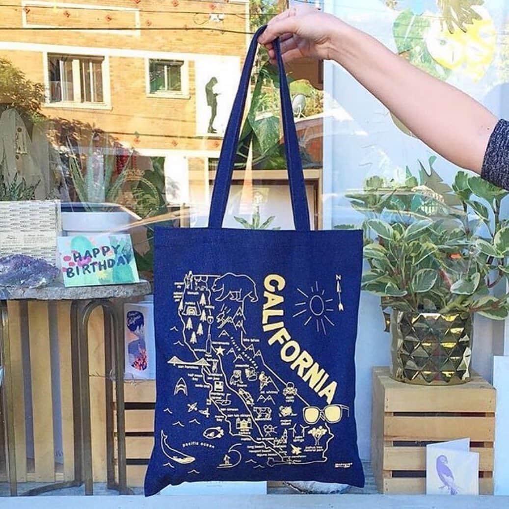 マップトートのインスタグラム：「Stockist Appreciation Post! Think local as you start thinking about holiday gift buying. We know it may be easier to click Add to Cart on Amazon, but we urge you to shop small this holiday season. Many local gift shops have been working so hard to update their websites, offer pickups/shipping and keep afloat these past few months, so #SHOPSMALL and show your support. We promise you will find unique or handmade items that you can't prime to your doorstop and that's soo worth it!」