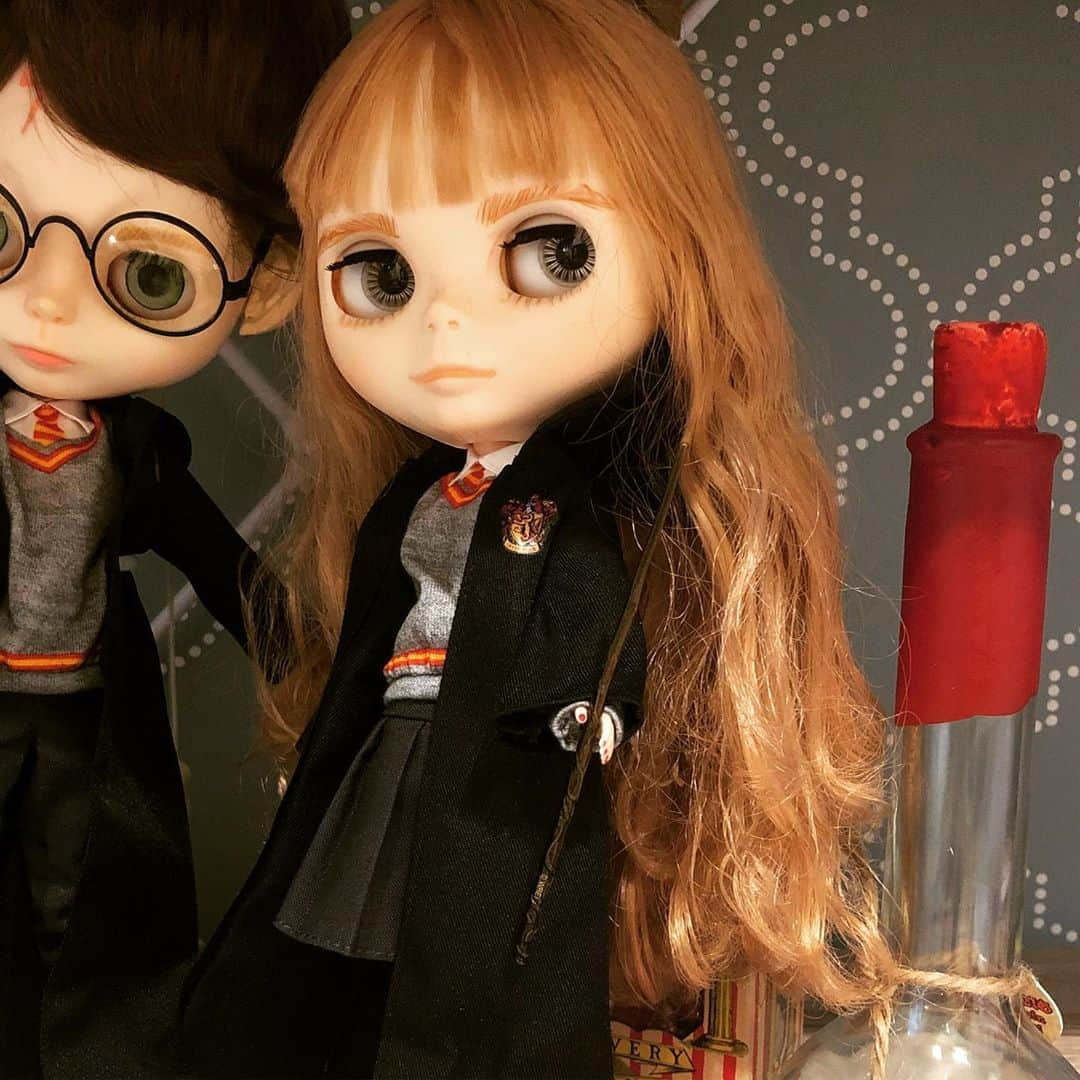 みのりんさんのインスタグラム写真 - (みのりんInstagram)「I’m so happy with how my dolls turned out!! I’m going to leave them for awhile... but who to customize next. Sailor moon? 🤔🤔🤔Don’t forget to check my new video up on YouTube :) ハリーポッター風にブライスちゃんをカスタムしたけど、思ったより満足！！😌😌😌つぎは誰に変身させようかな。  #harry Potter #Blythe #blythedoll #diy #doll #dollphotography #dollstagram #youtube #minori #ハリーポッター #ブライス #ドールメイク」11月8日 1時14分 - minicuteclub